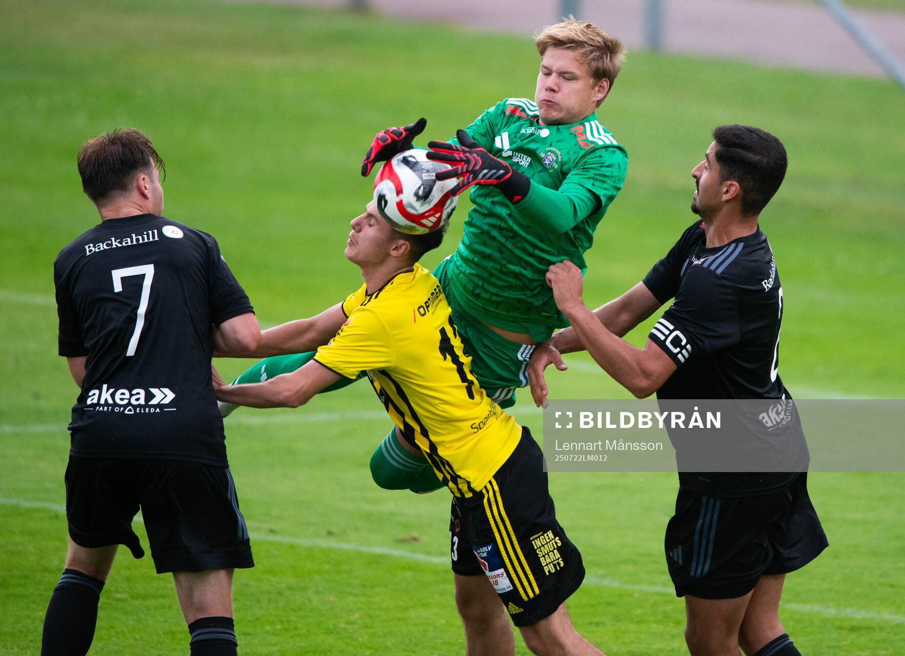 Ängelholms målvakt Lukas Bornandersson boxar bort