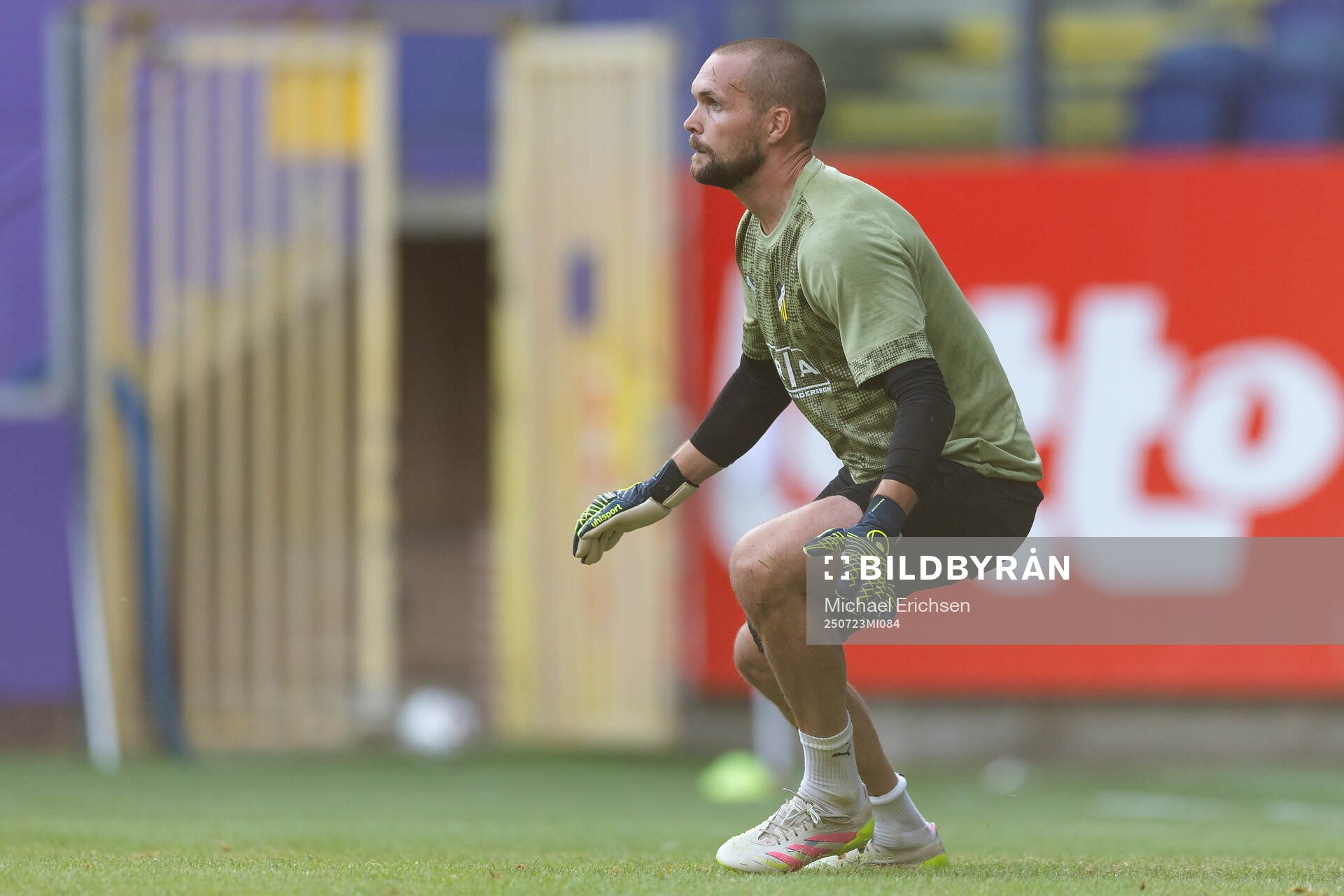 Goalkeeper Oscar Jansson