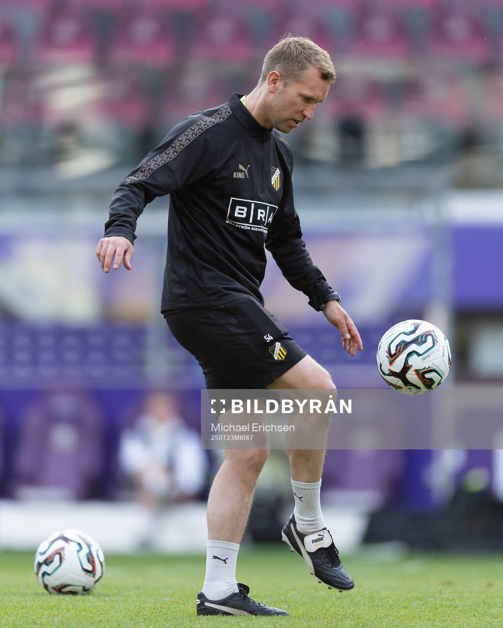 Assistant coach Rasmus Lindgren