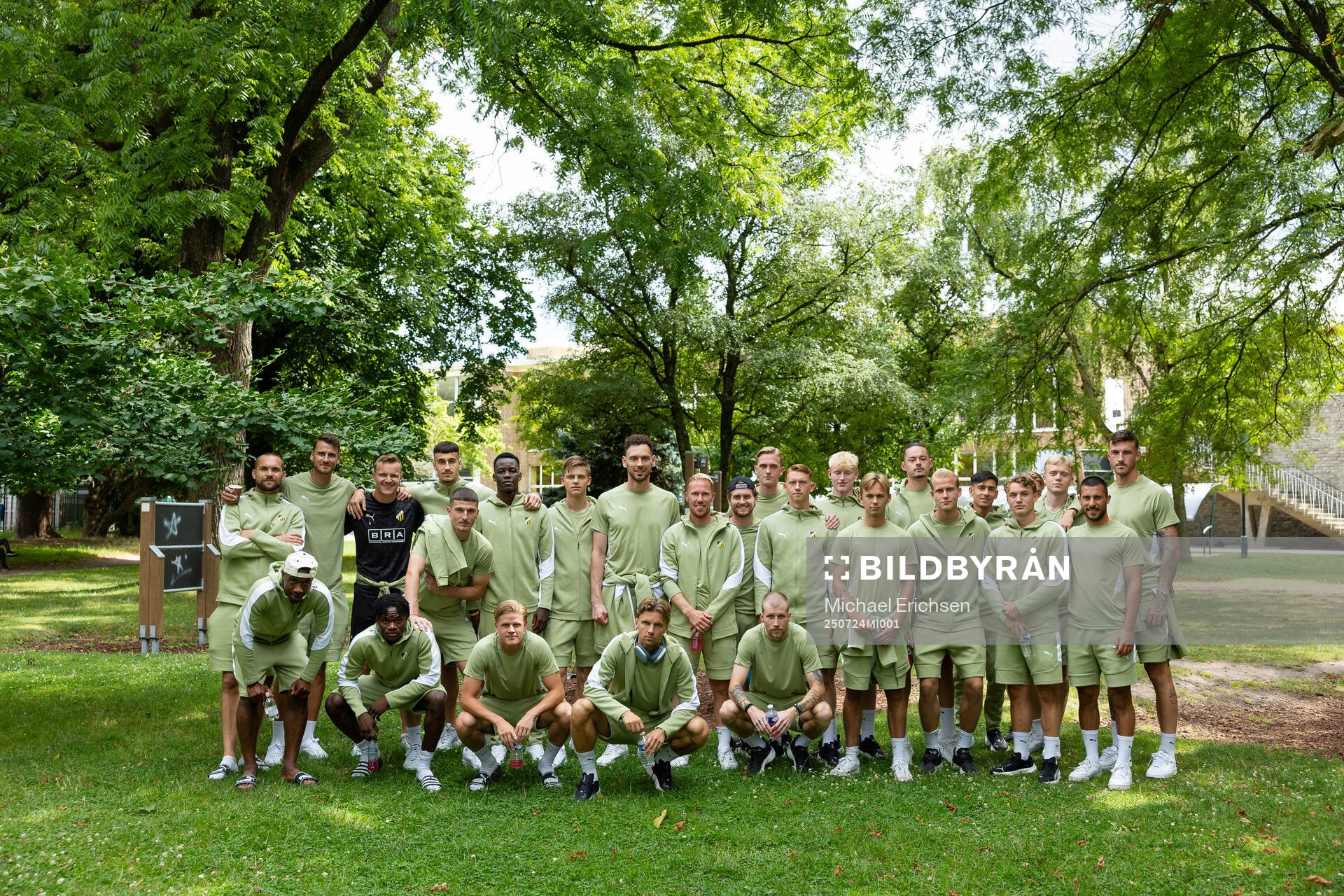 Players of Häcken pose for a group photo