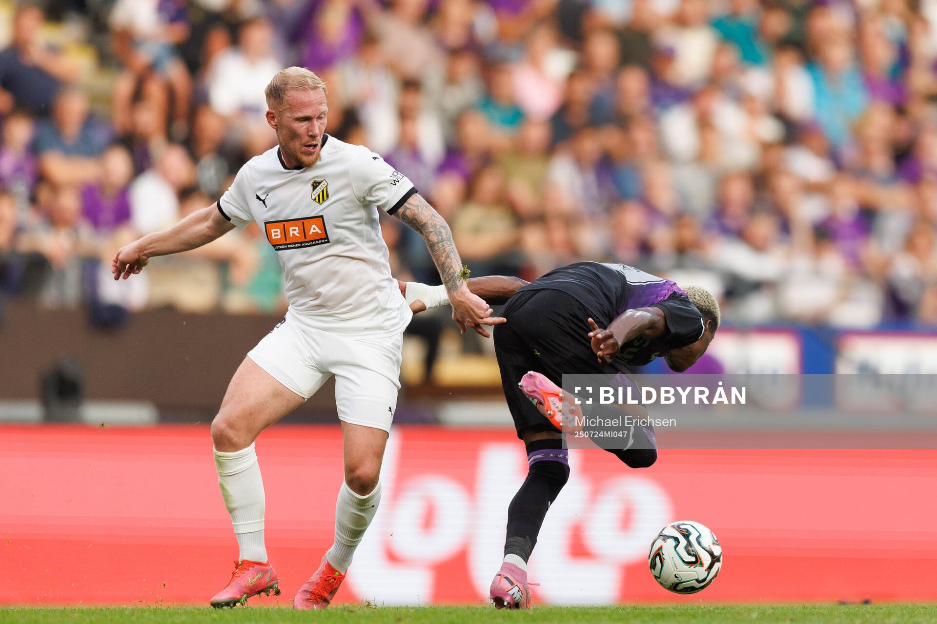 Mikkel Rygaard Jensen of Häcken and Nilson Angulo of