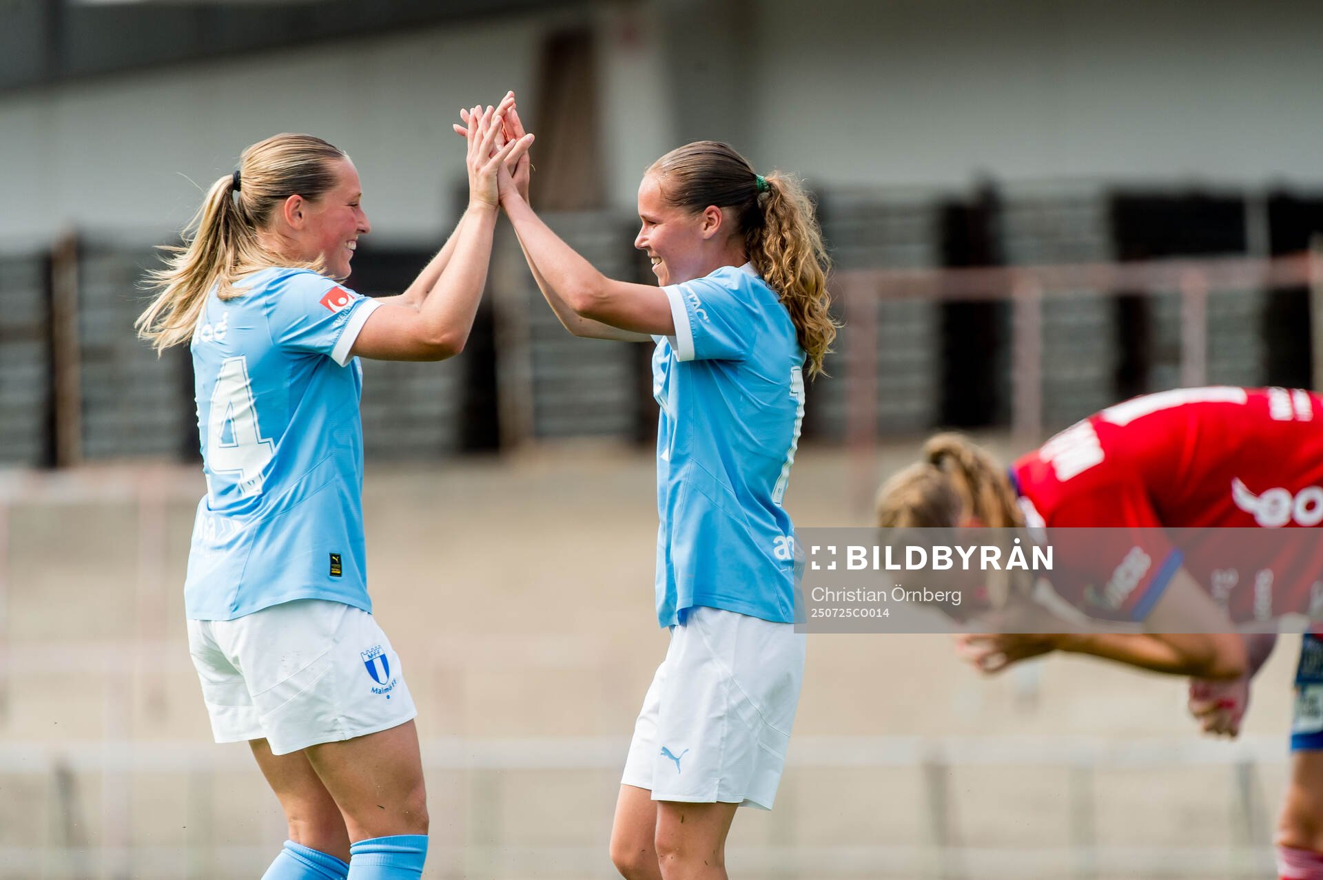 Malmö FFs Petronella Winblad och Karoline Olesen jublar