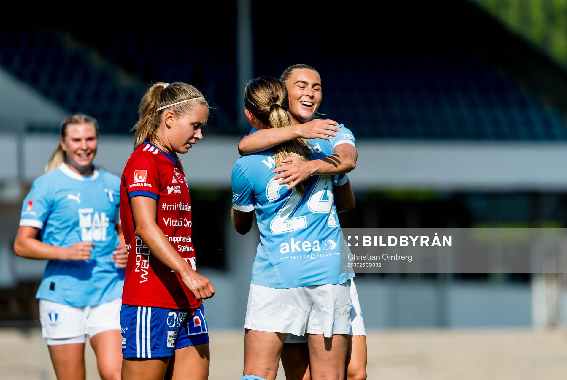 Malmö FFs Petronella Winblad och Beatrice Persson jublar
