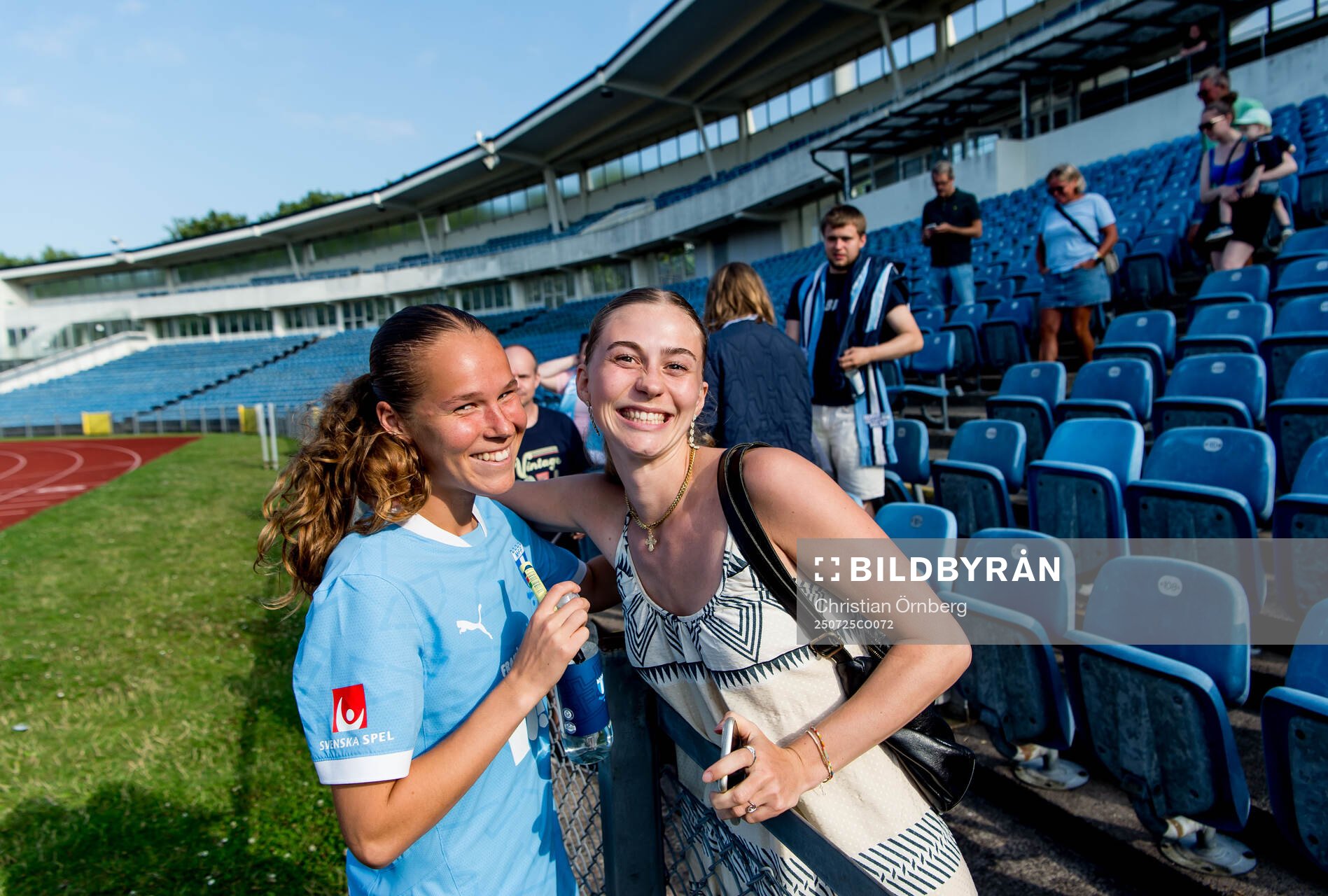 Malmö FFs Karoline Olesen och supportrar jublar
