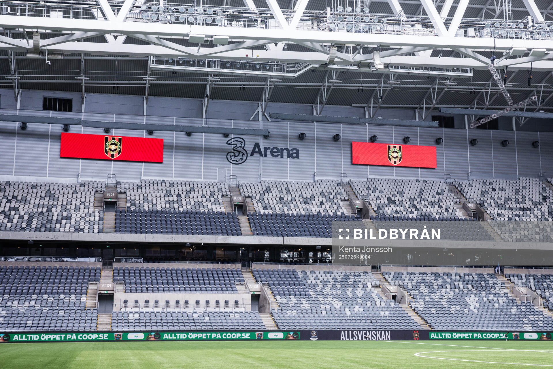 Interiör av 3Arena med Brommapojkarnas logotyper på