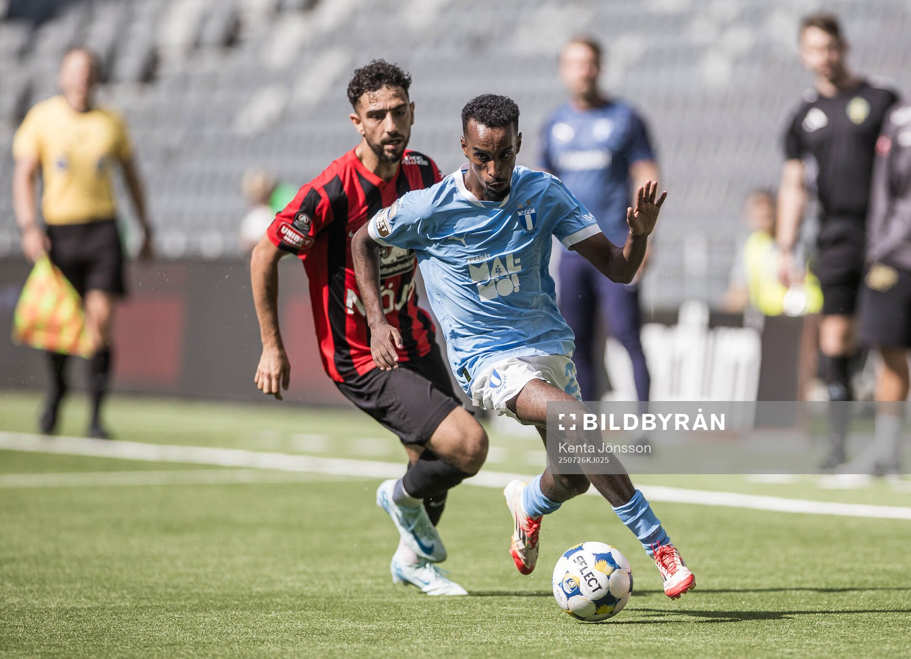 Malmö FFs Taha Ali och Brommapojkarnas Daleho Irandust