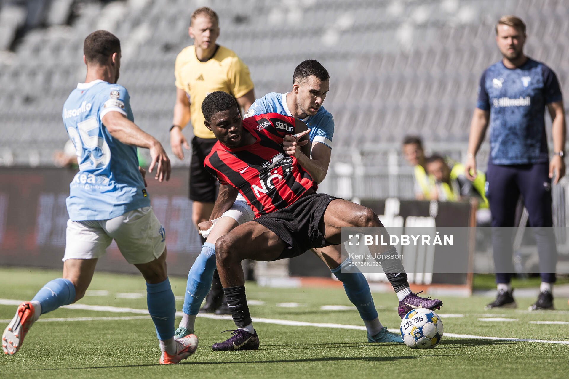 Brommapojkarnas Ezekiel Alladoh och Malmö FFs Andrej Djuric