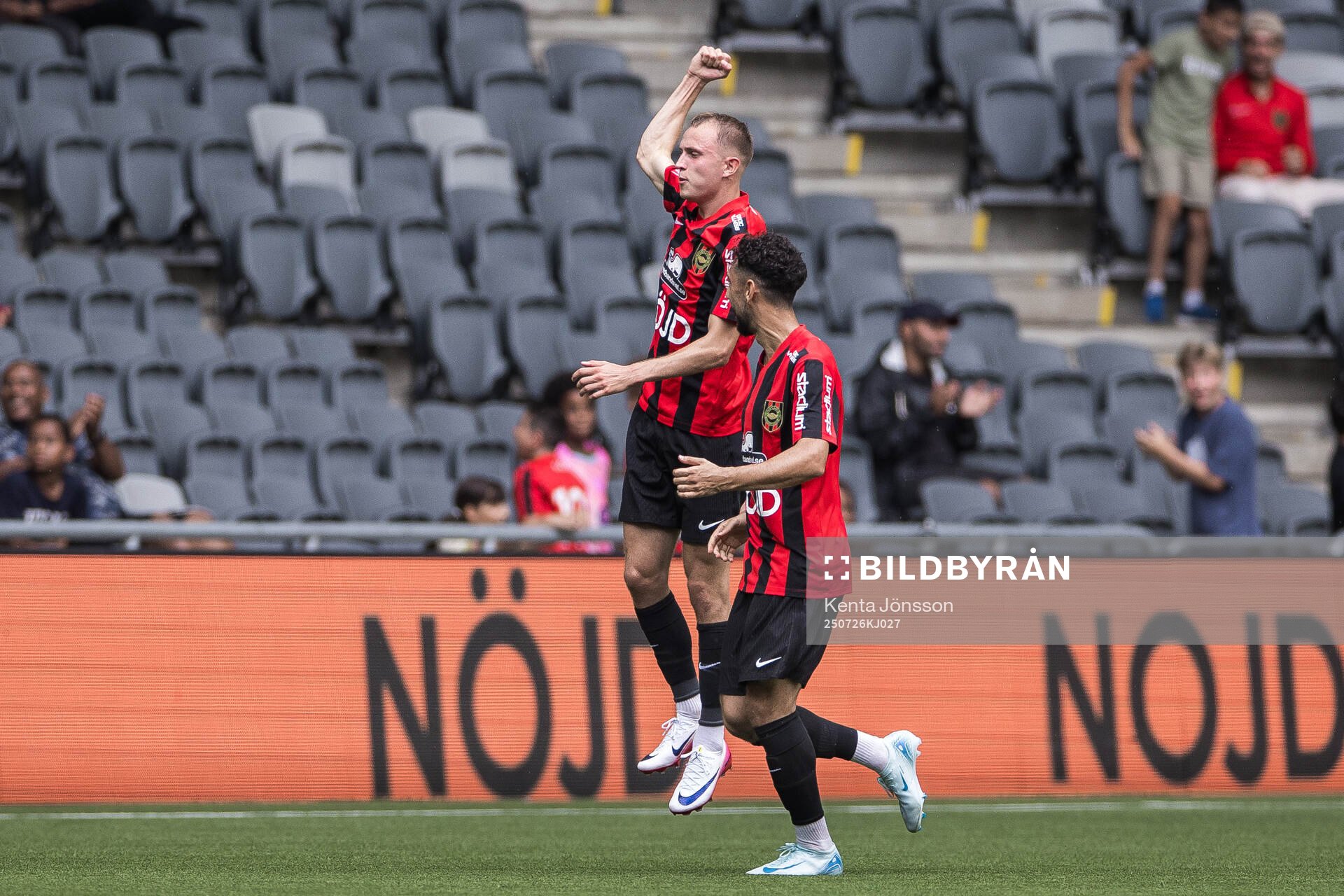 Brommapojkarnas Victor Lind jublar