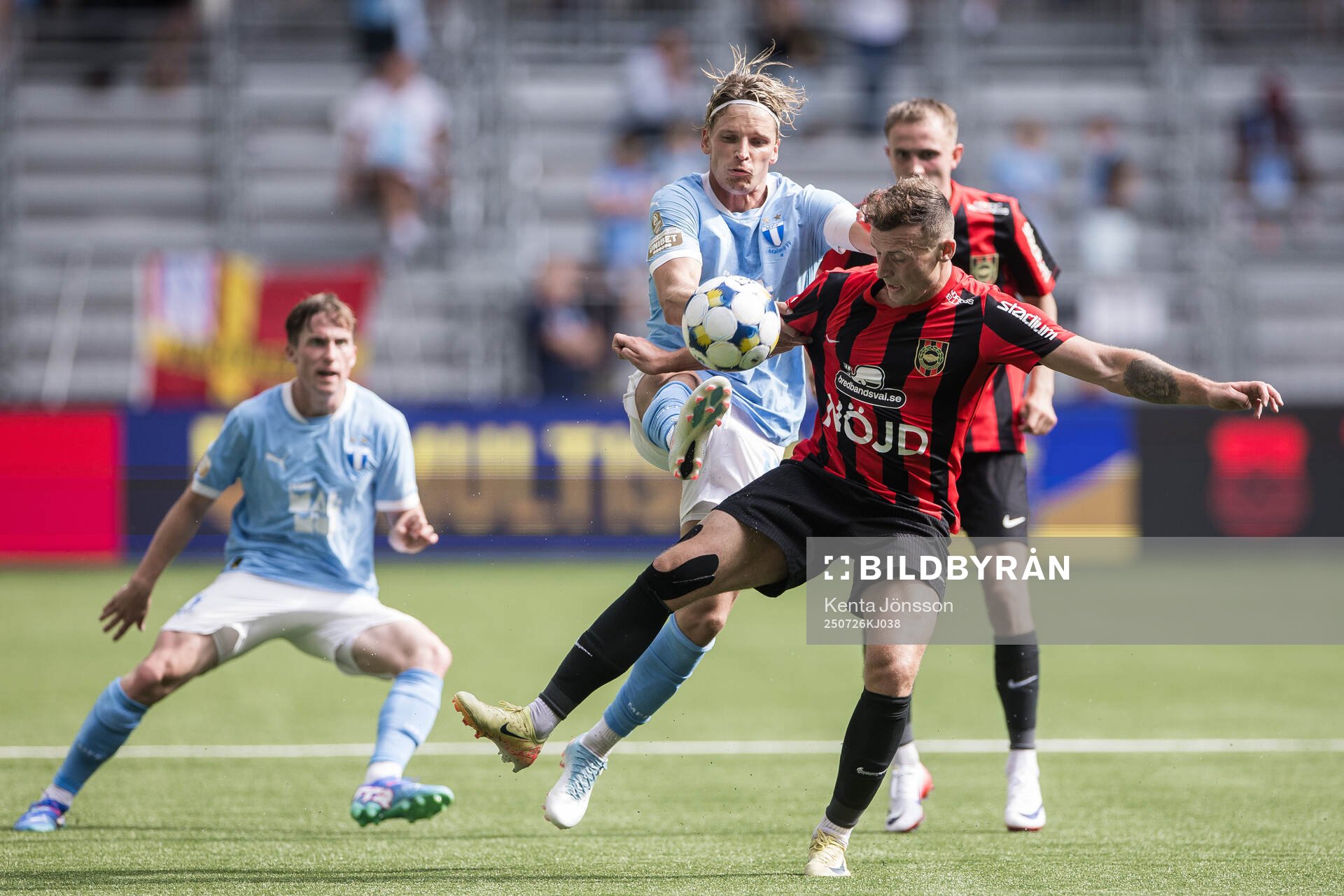 Malmö FFs Jens Stryger Larsen och Brommapojkarnas Adam