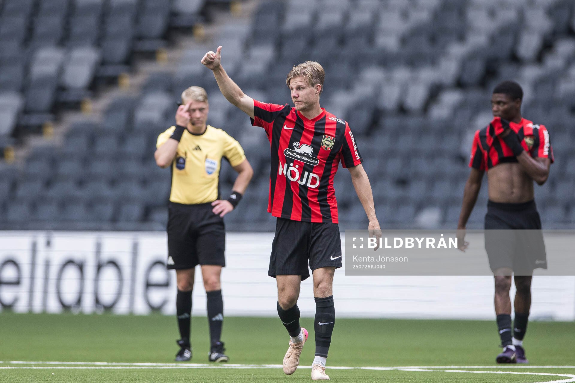 Brommapojkarnas Eric Björkander jublar