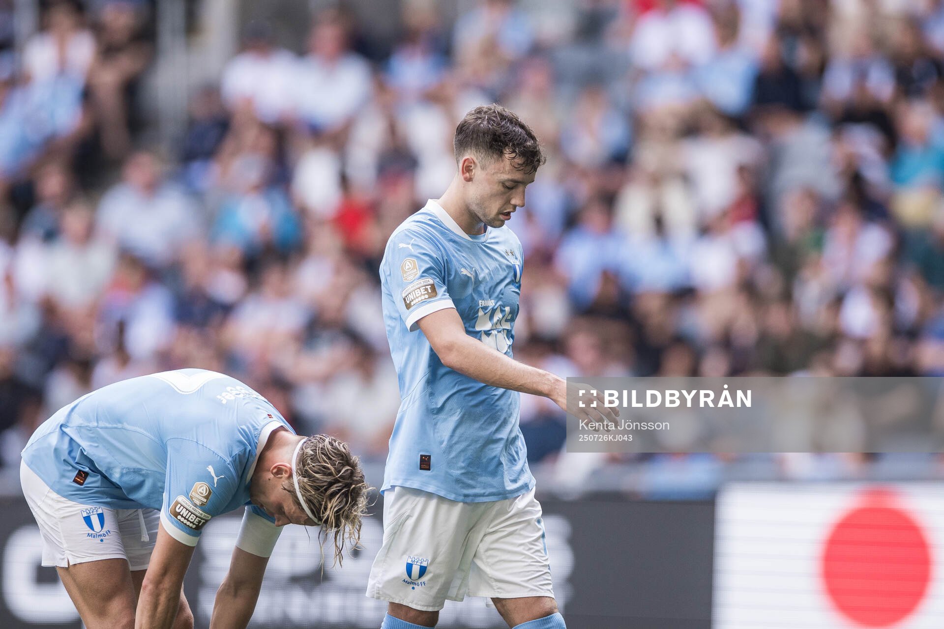 Malmö FFs Jens Stryger Larsen och Colin Rösler deppar