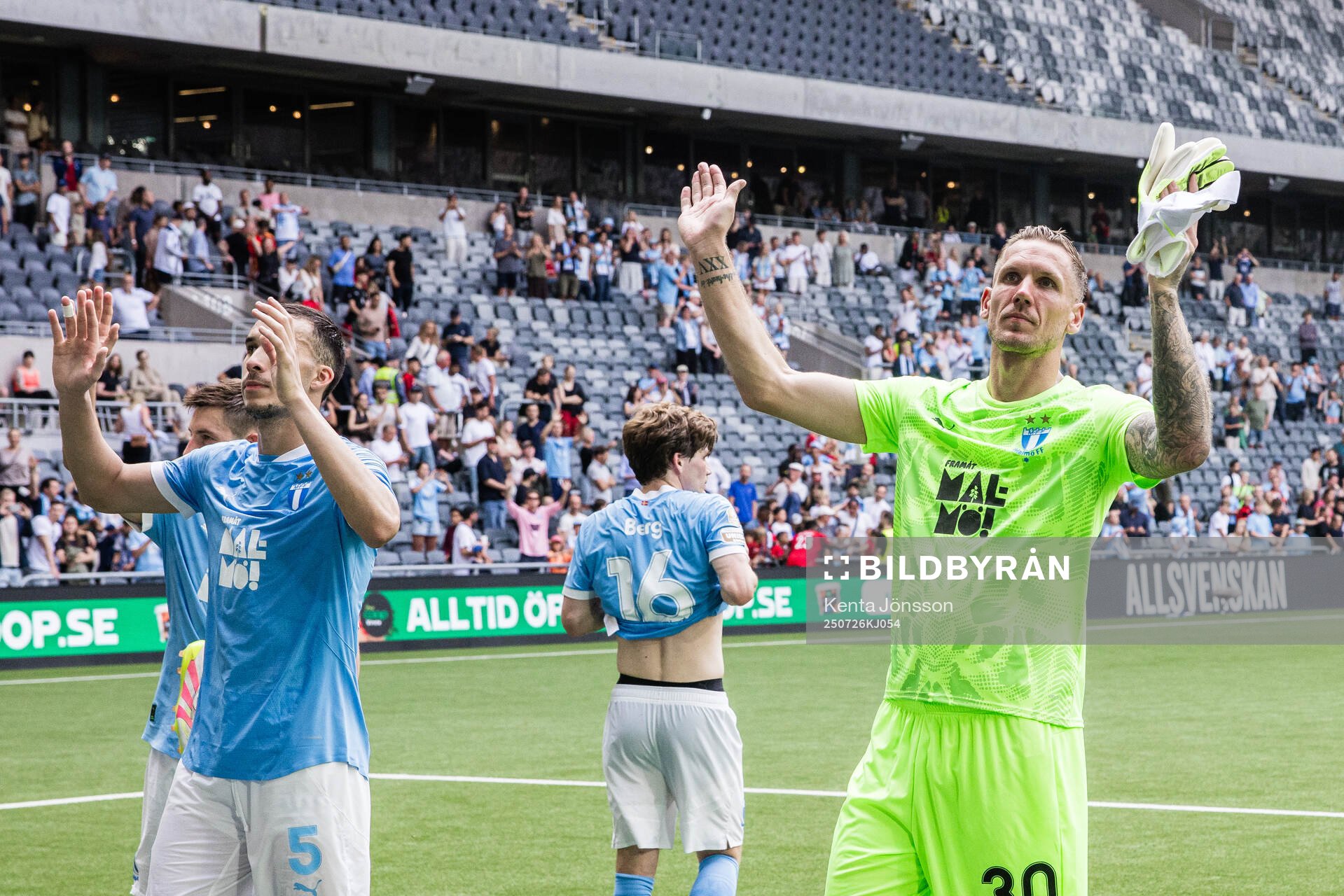 Malmö FFs målvakt Robin Olsen jublar