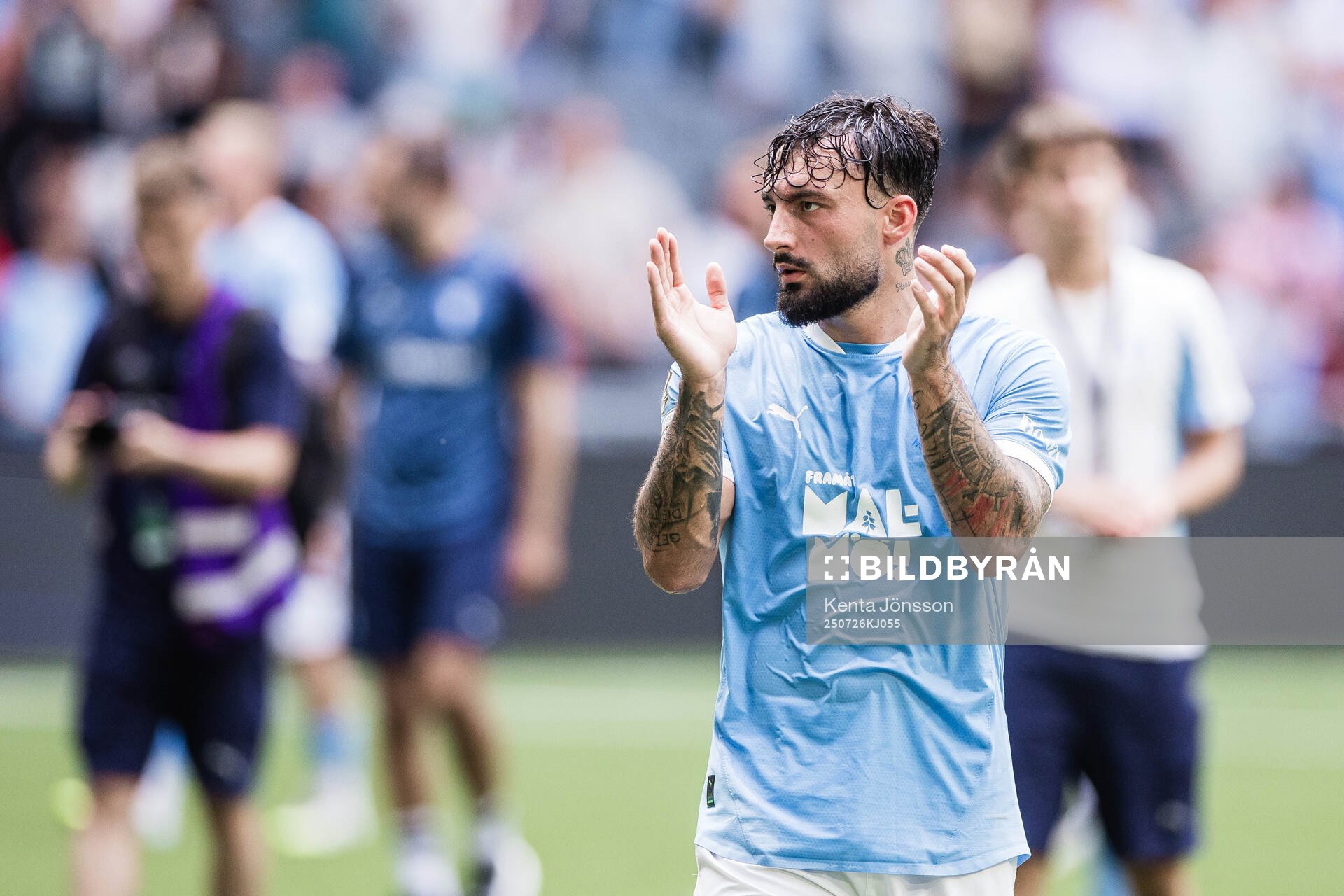 Malmö FFs Sead Haksabanovic applåderar publiken