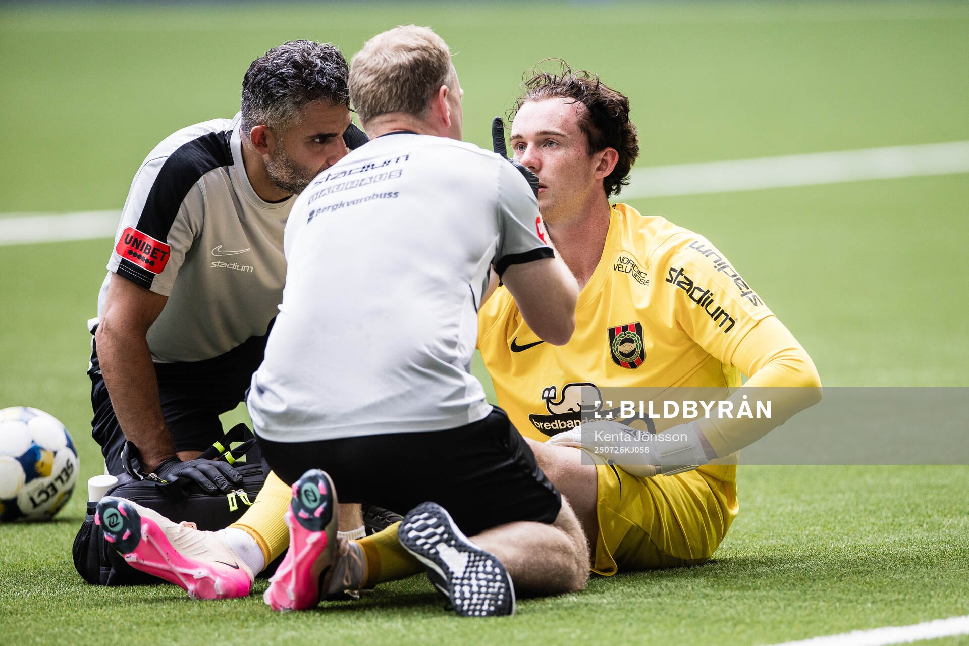 Brommapojkarnas målvakt Leo Cavallius får vård