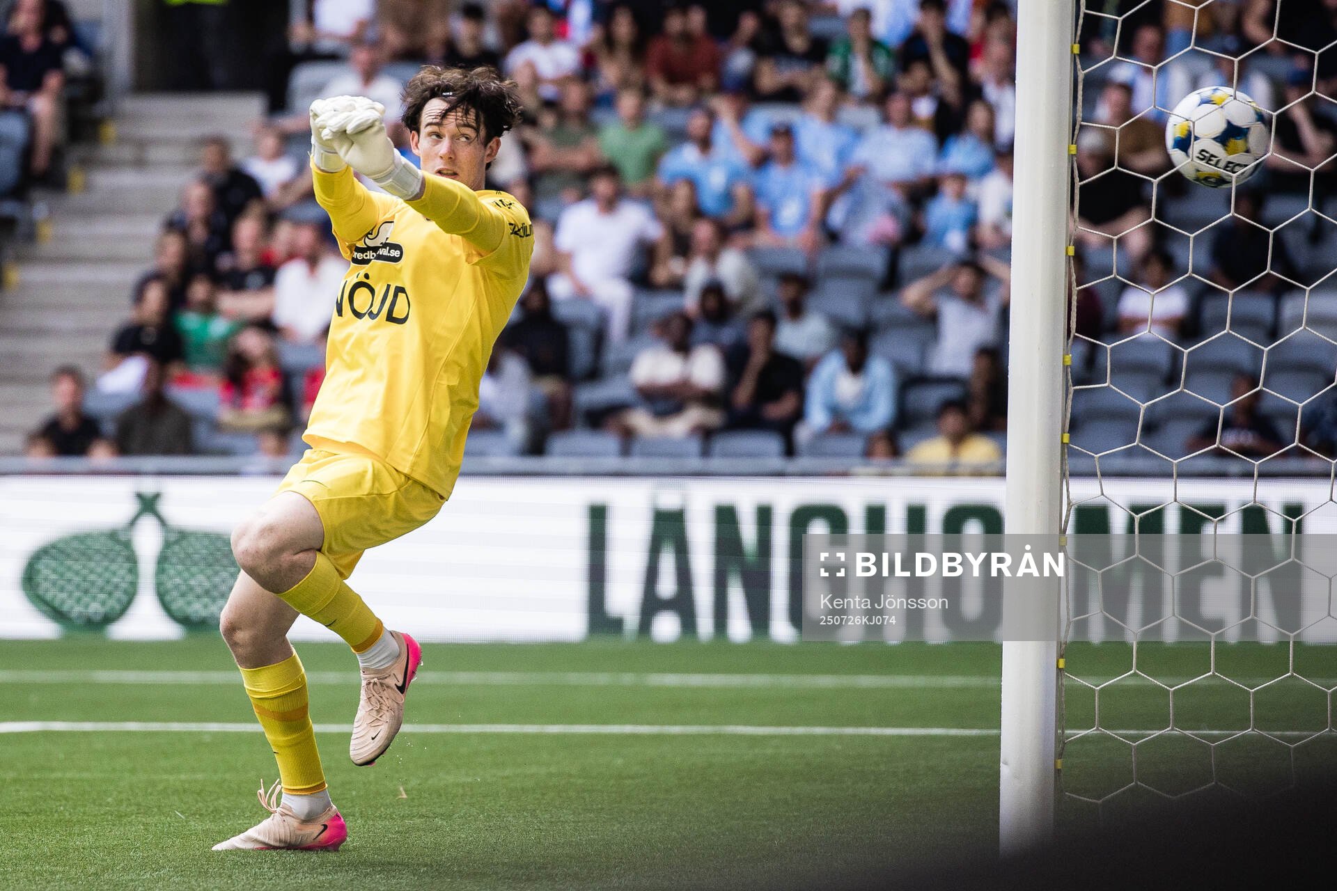 Brommapojkarnas målvakt Leo Cavallius släpper in 2-2 av