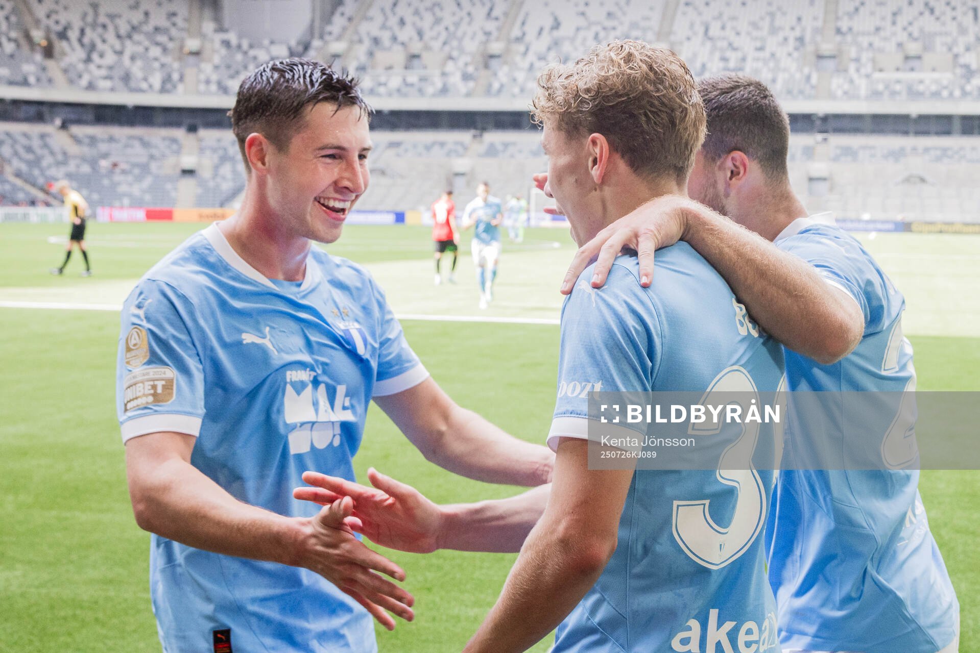 Malmö FFs Lasse Berg Johnsen och Hugo Bolin jublar