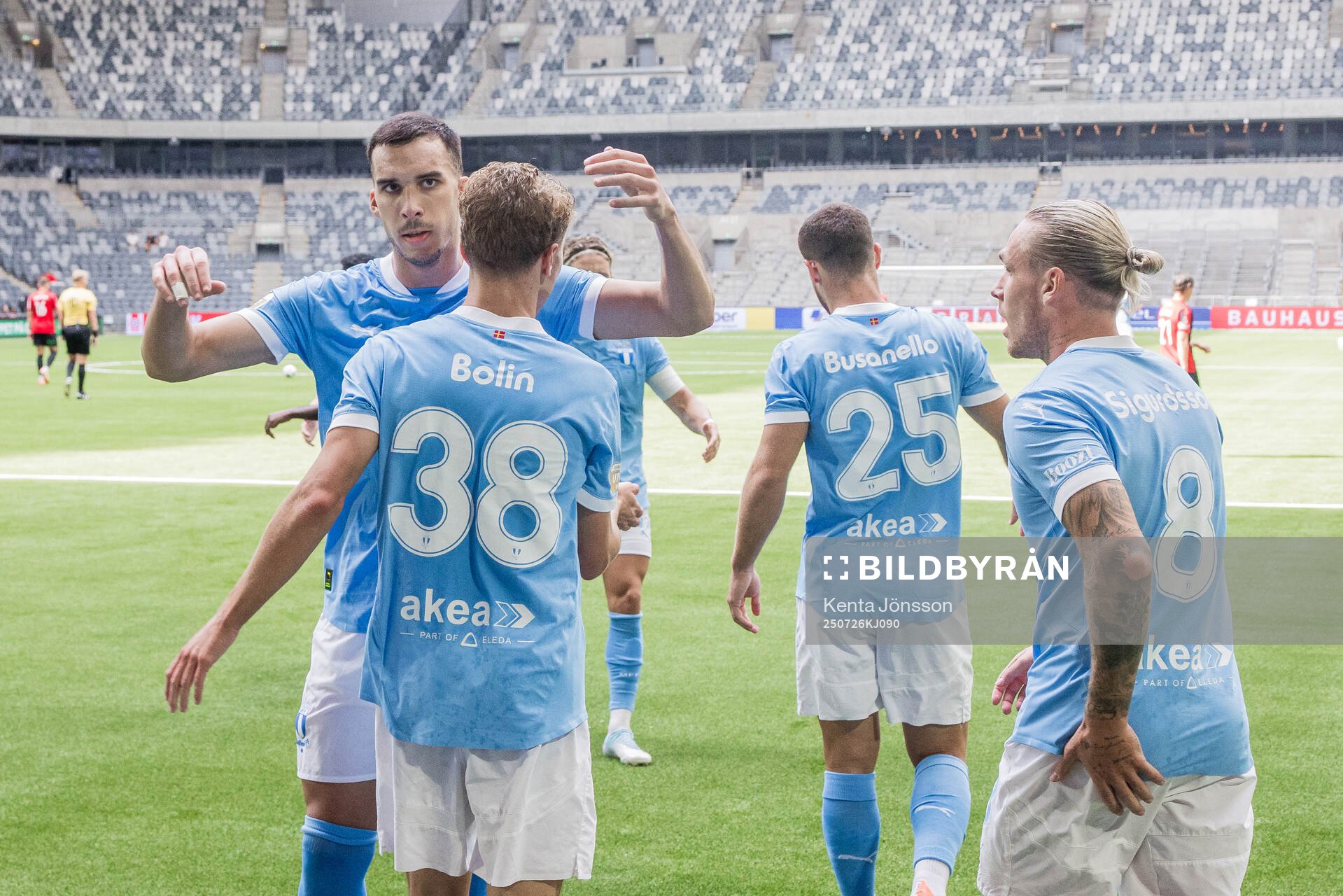 Malmö FFs Andrej Djuric och Hugo Bolin jublar