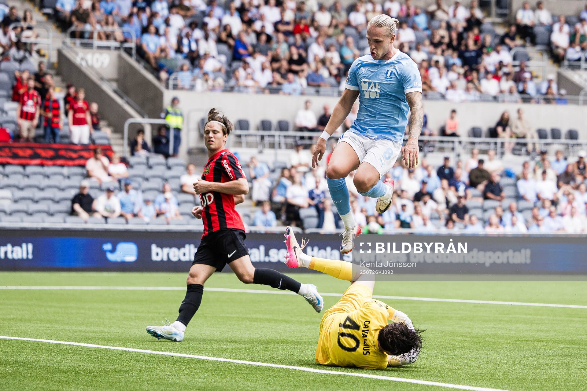 Malmö FFs Arnor Sigurdsson och Brommapojkarnas målvakt