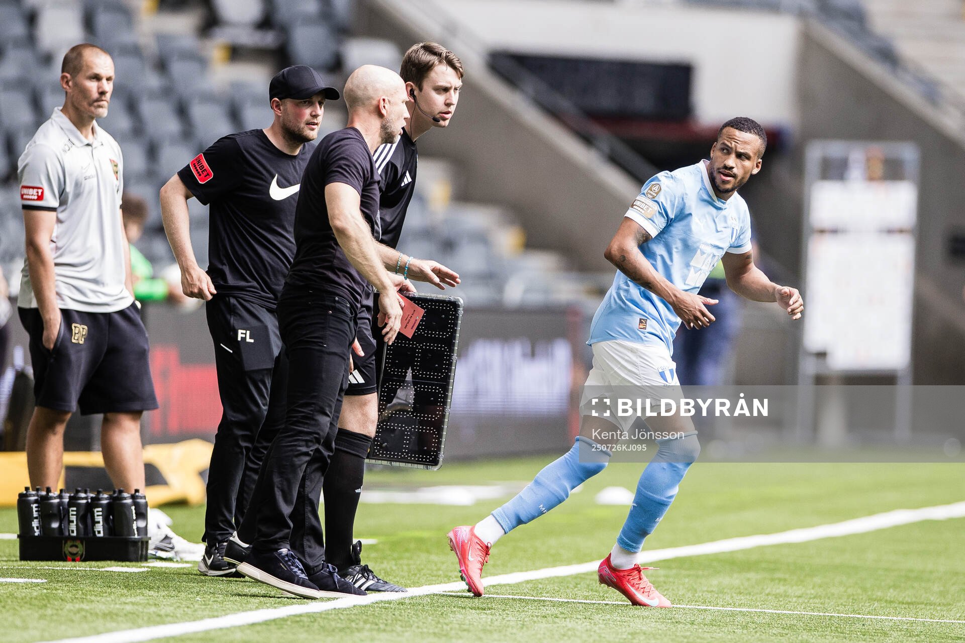 Malmö FFs Martin Olsson byts in