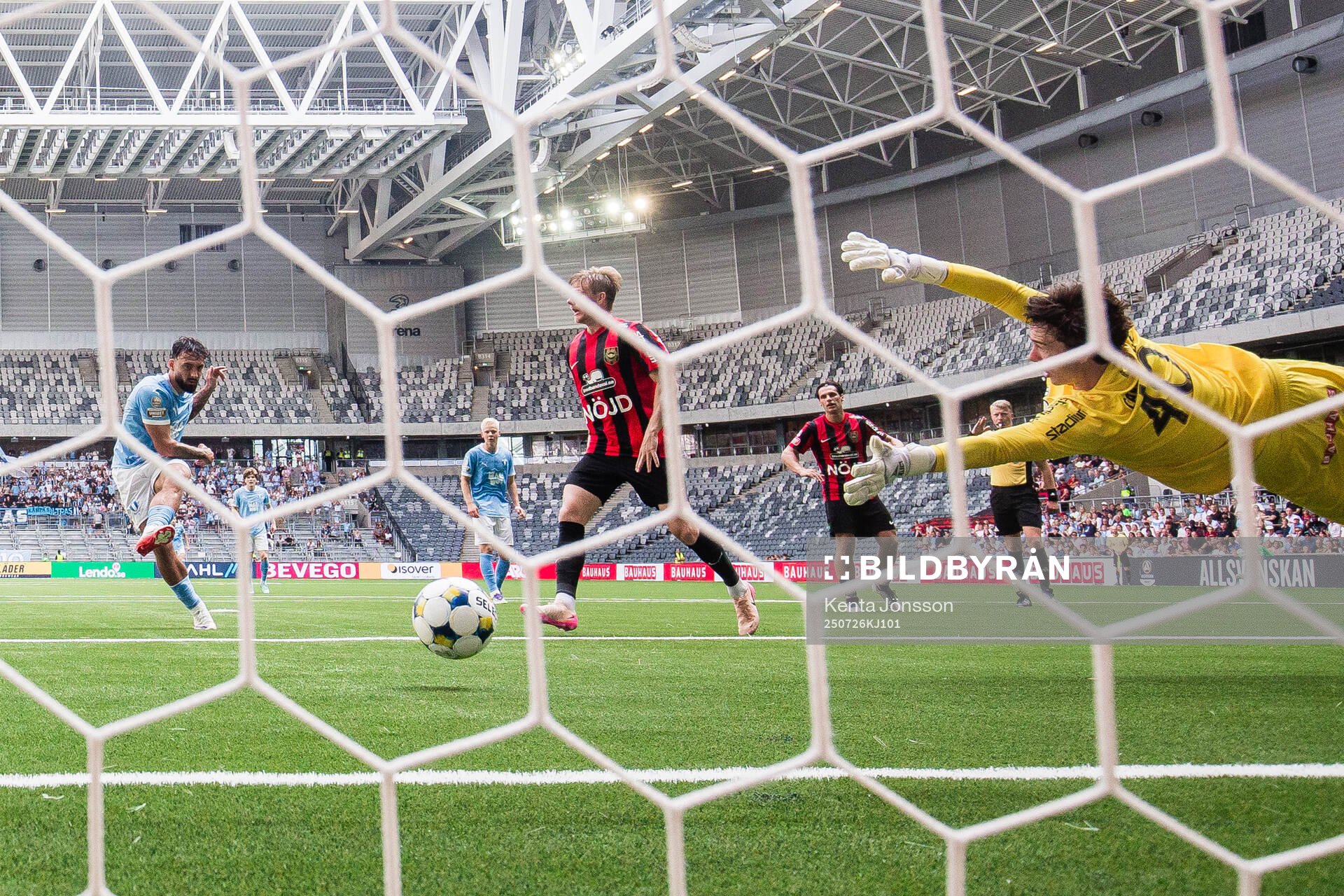 Malmö FFs Sead Haksabanovic gör 2-3 bakom Brommapojkarnas