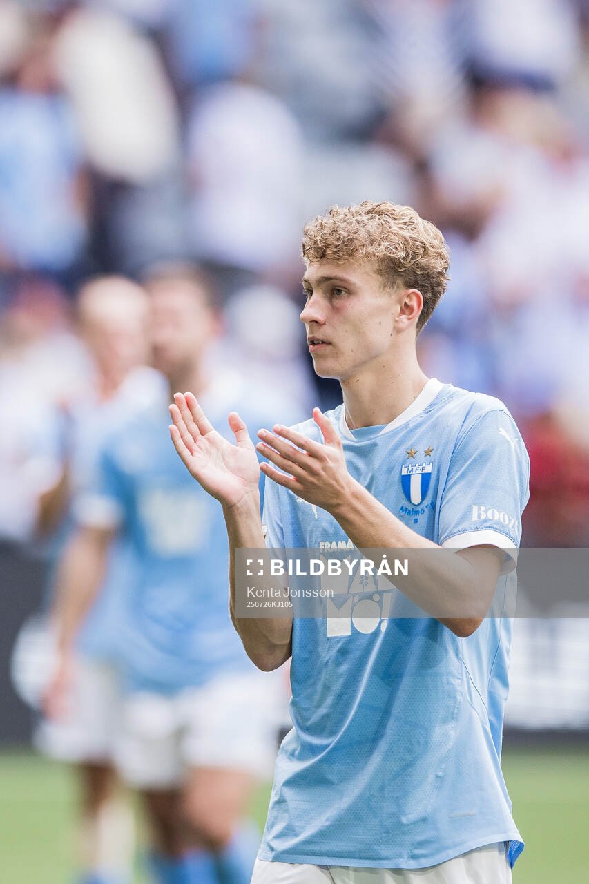 Malmö FFs Hugo Bolin applåderar publiken
