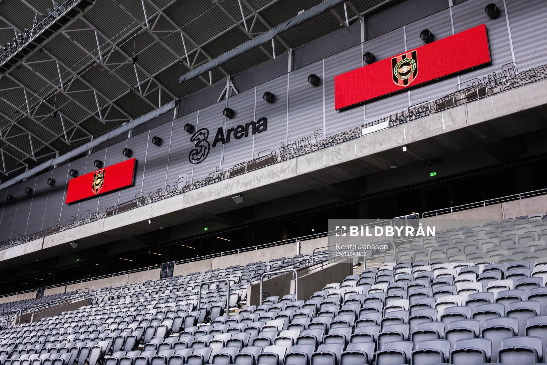Interiör av 3Arena med Brommapojkarnas logotyper på