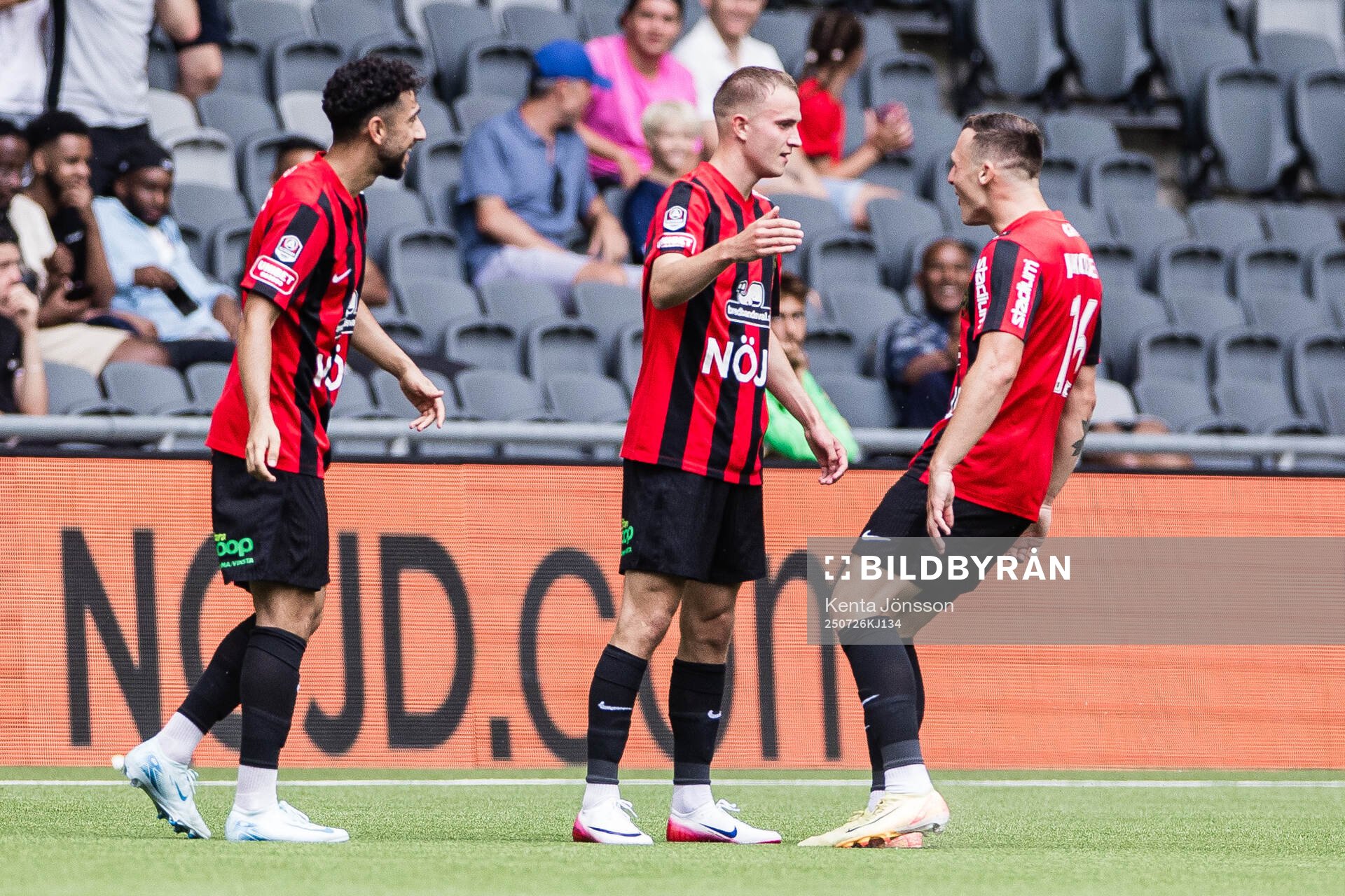Brommapojkarnas Victor Lind (m) jublar med Daleho Irandust