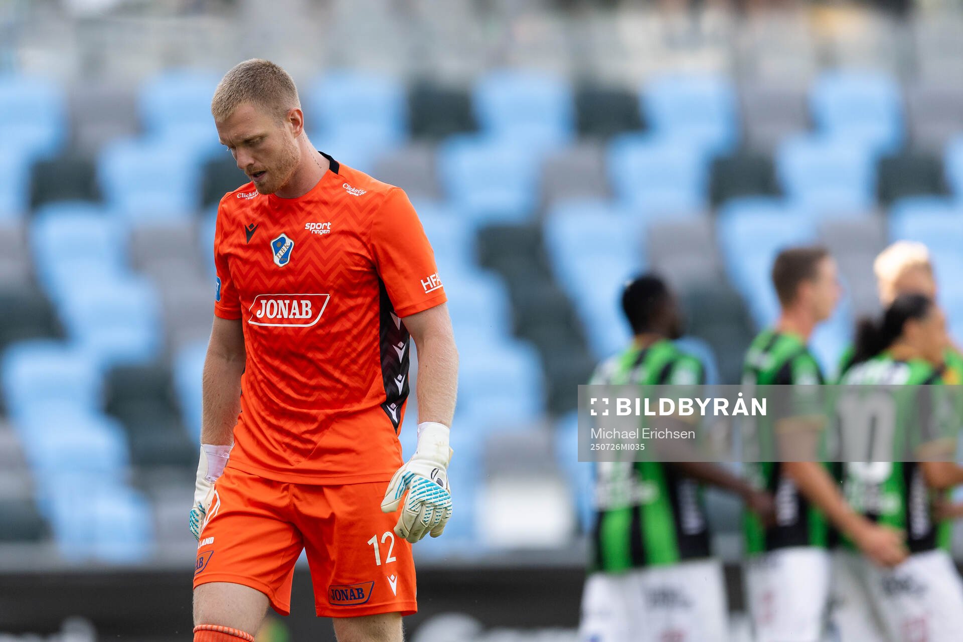 Halmstads målvakt Tim Erlandsson deppar
