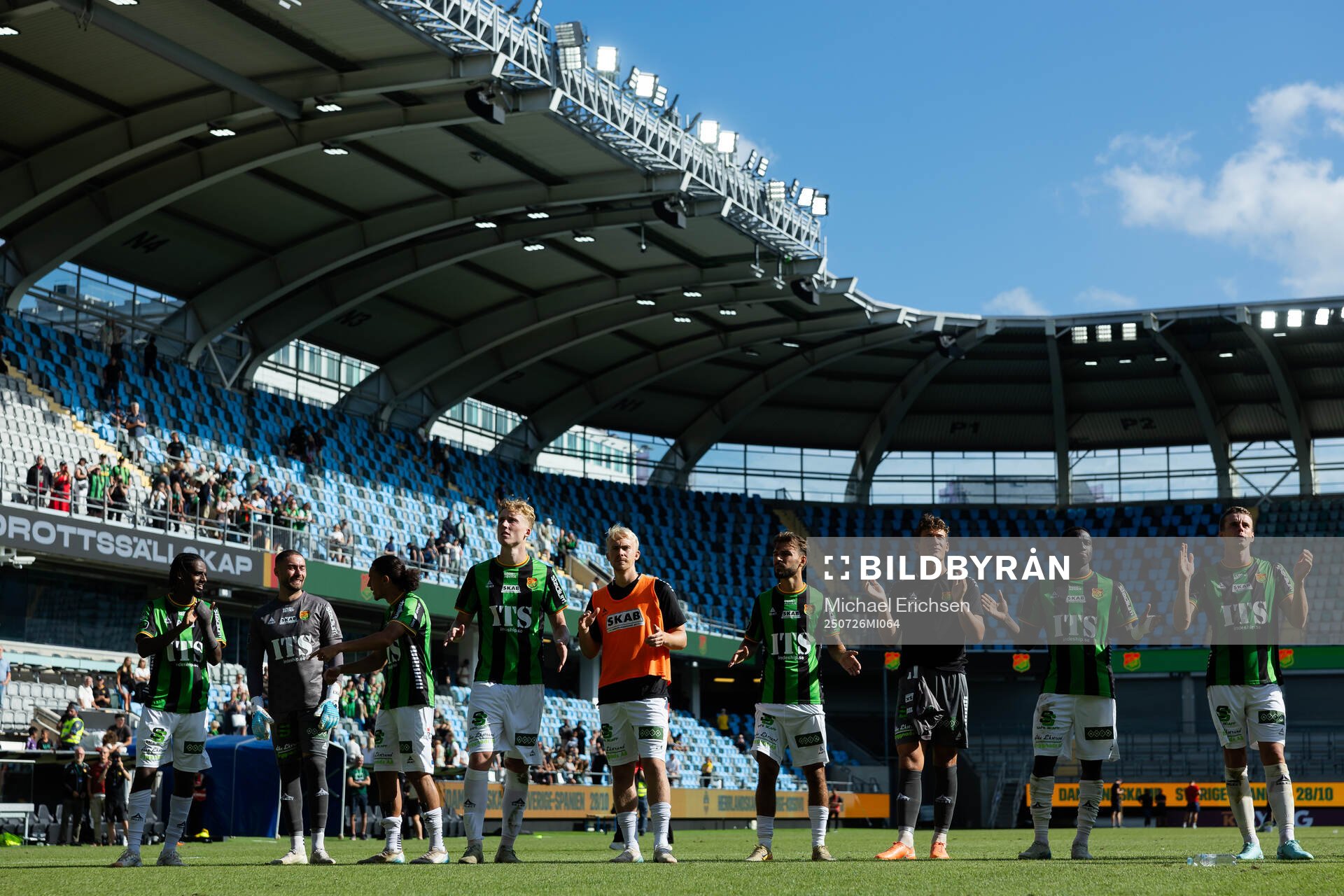 GAIS spelare jublar och tackar klacken