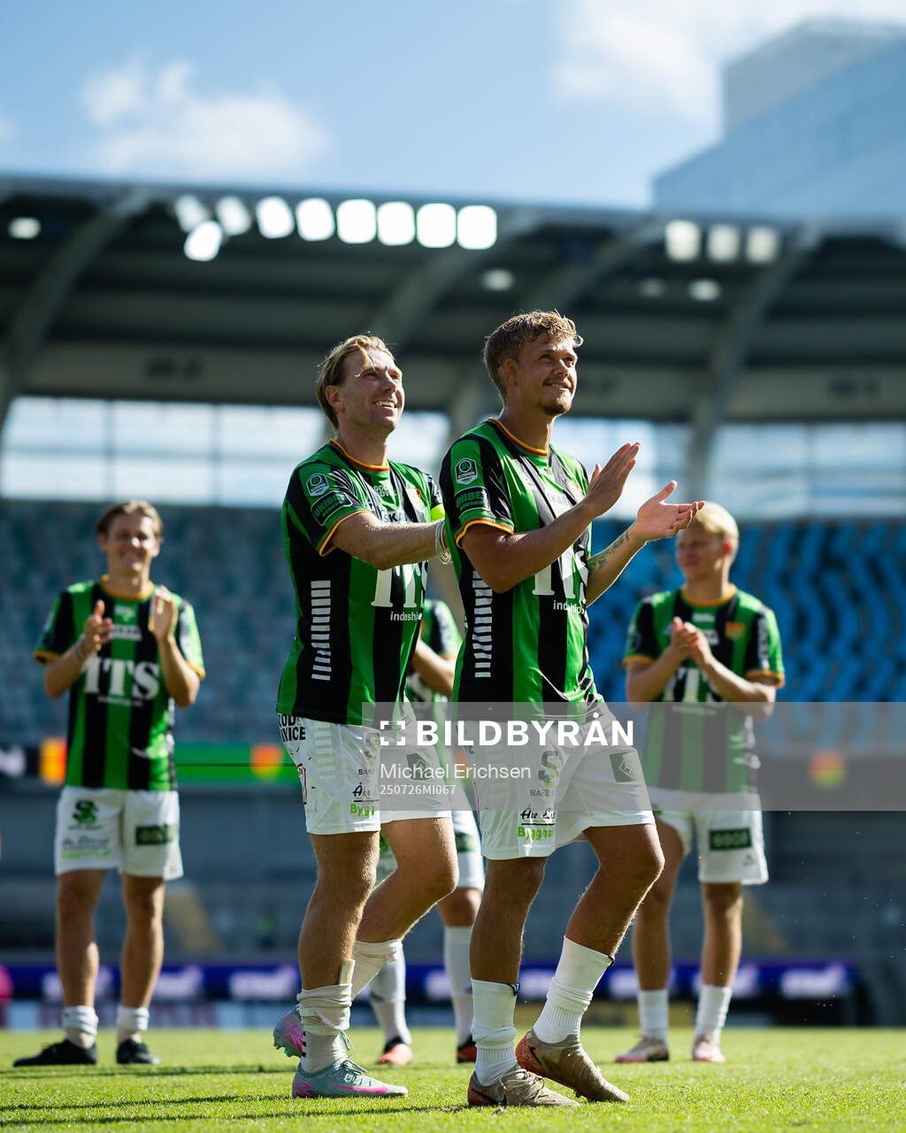 GAIS August Wängberg och Kevin Holmén tackar klacken