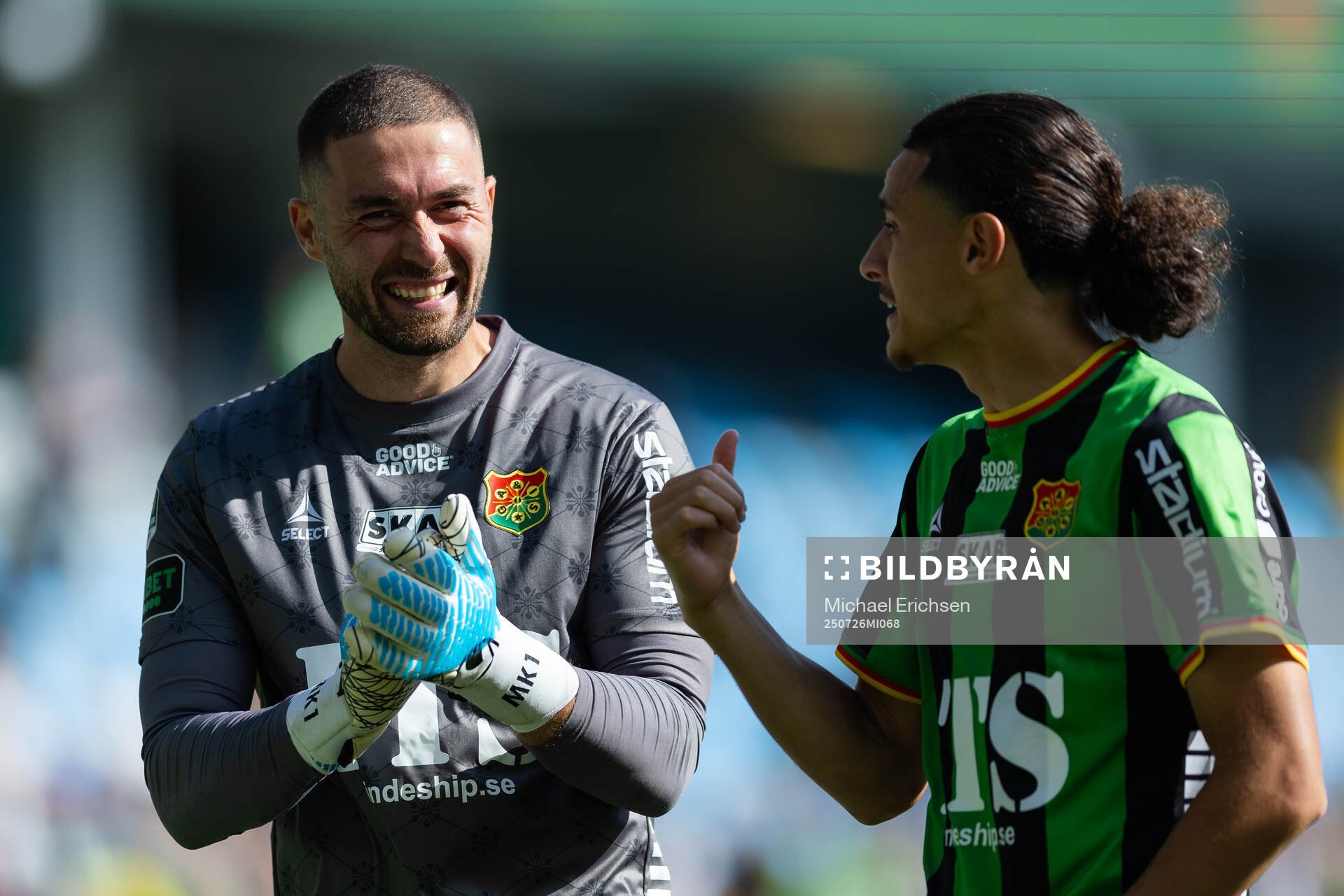 GAIS målvakt Mergim Krasniqi och Amin Boudri  tackar
