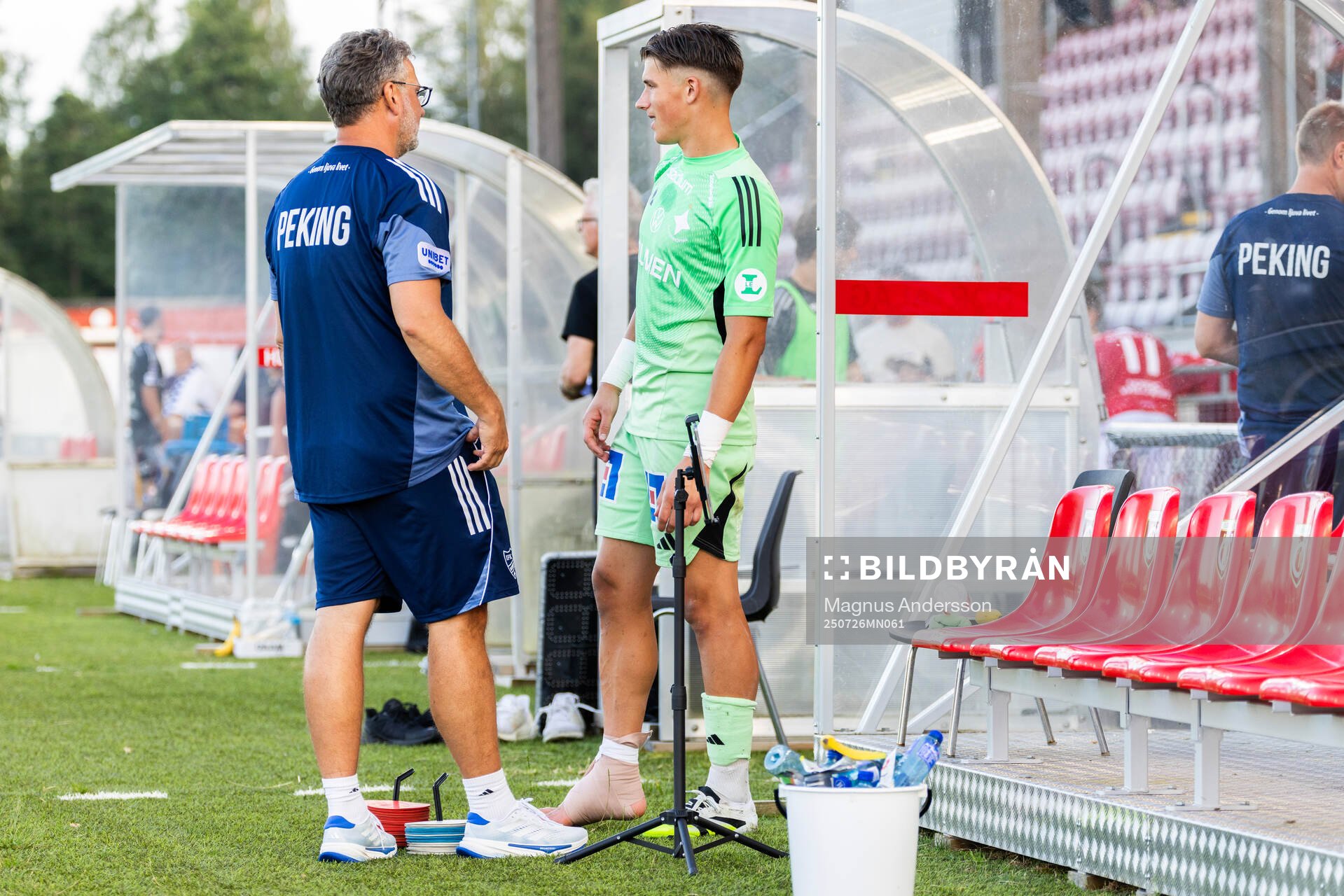 IFK Norrköpings målvakt David Andersson med lindad fot