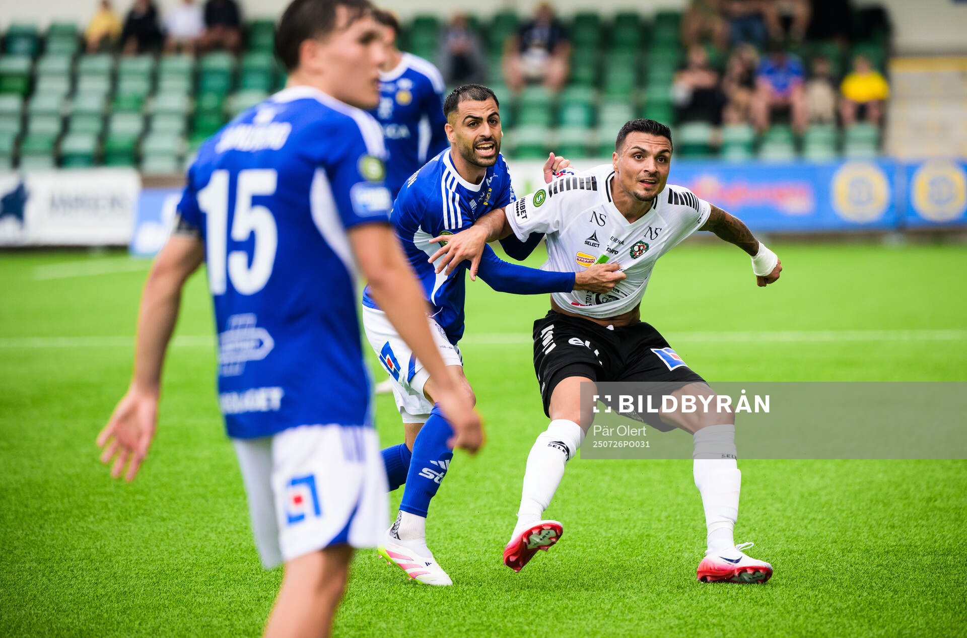 GIF Sundsvalls Marc Manchon och Örebros Ahmed Yasin