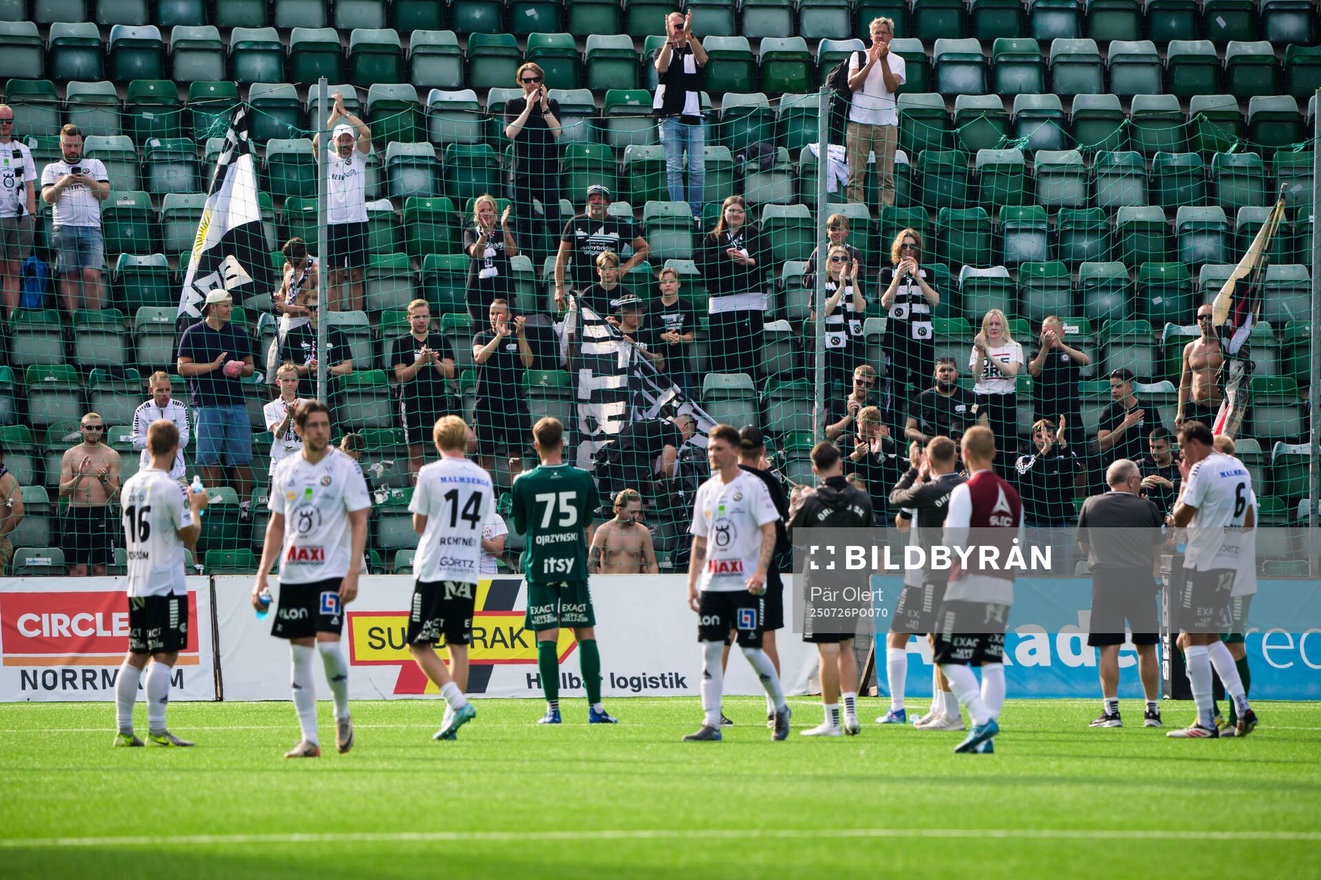 Örebrospelarna tackar sina supportrar