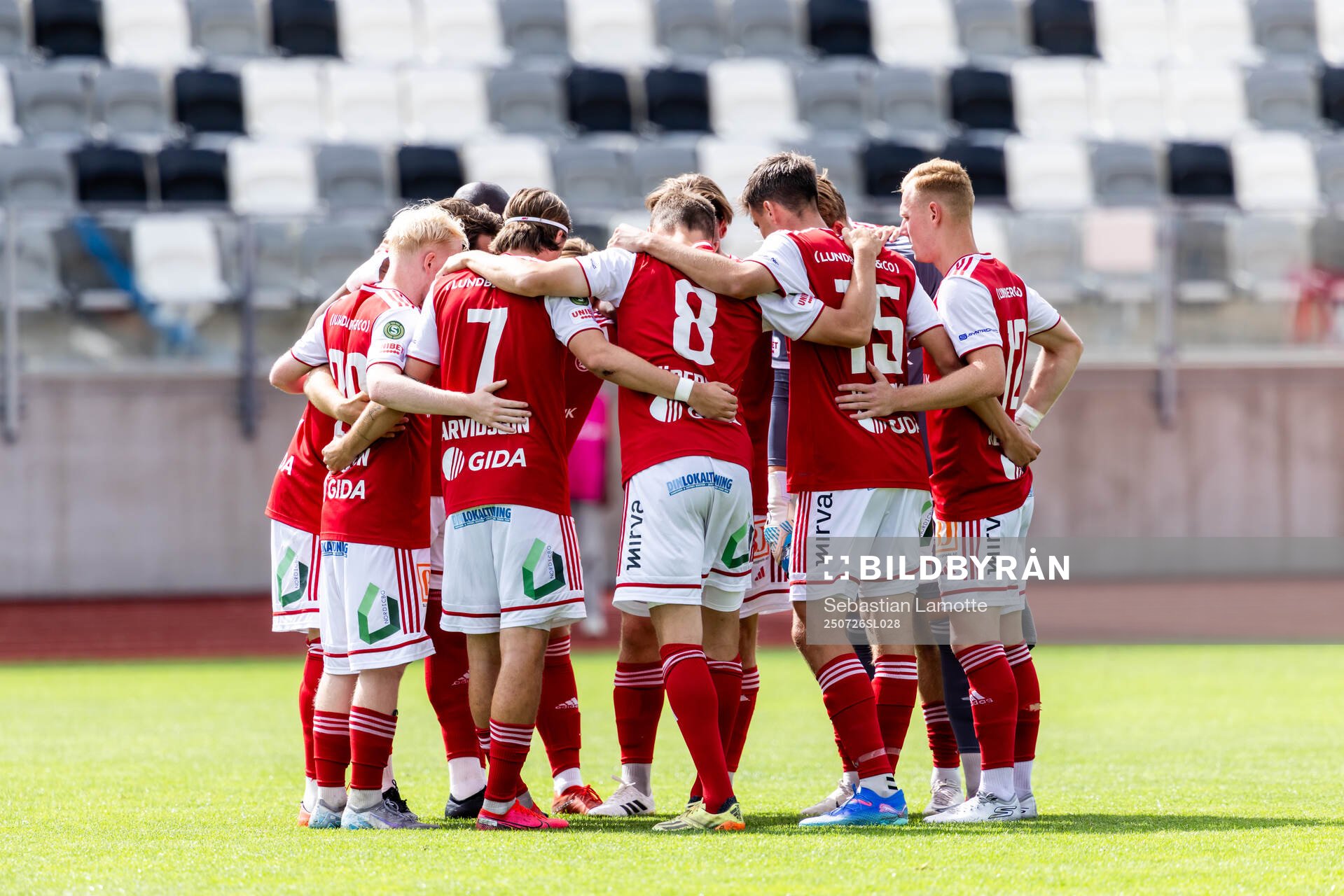 Sandvikens IFs spelare laddar för match