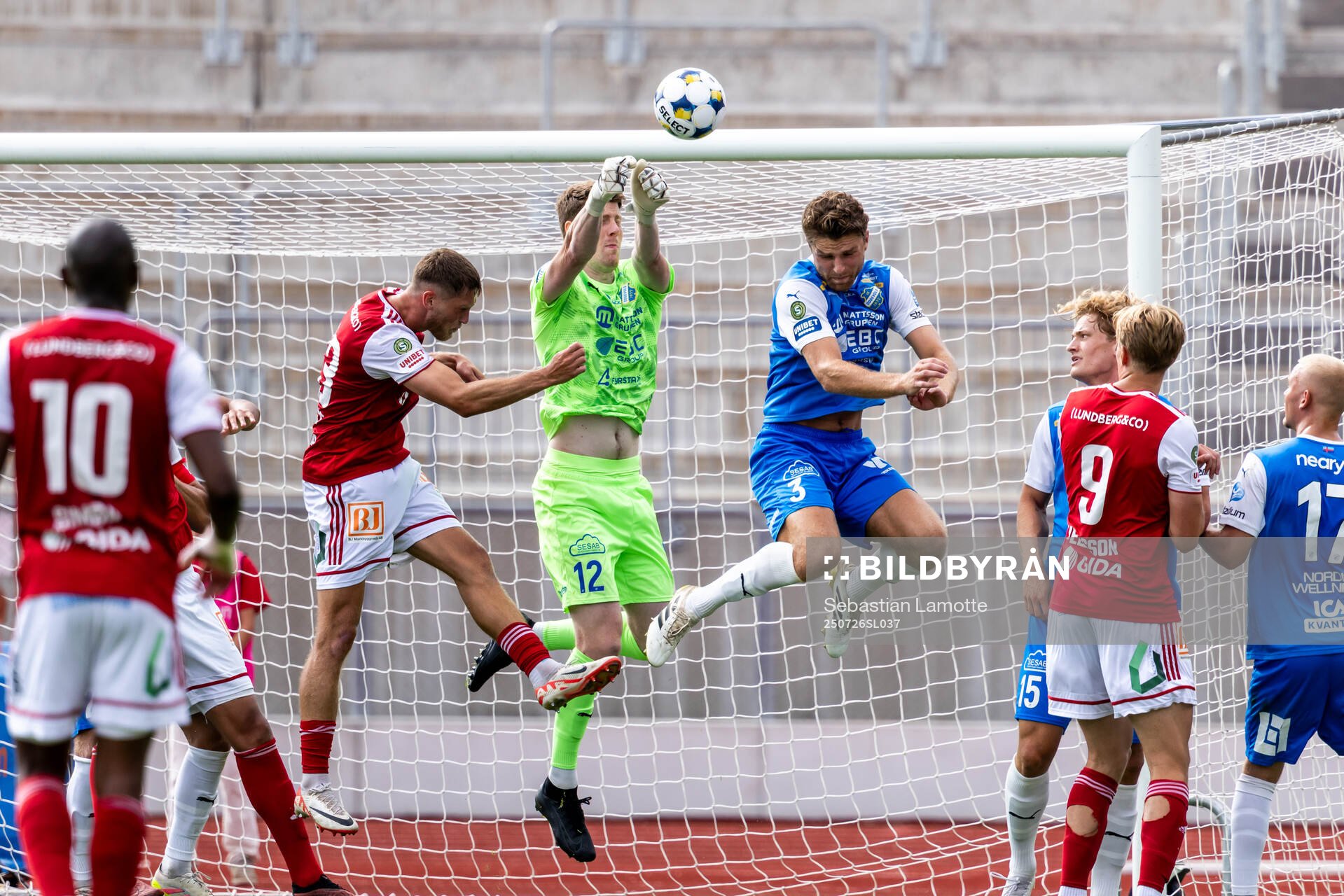 Oddevolds målvakt Morten Sætra räddar ett inlägg