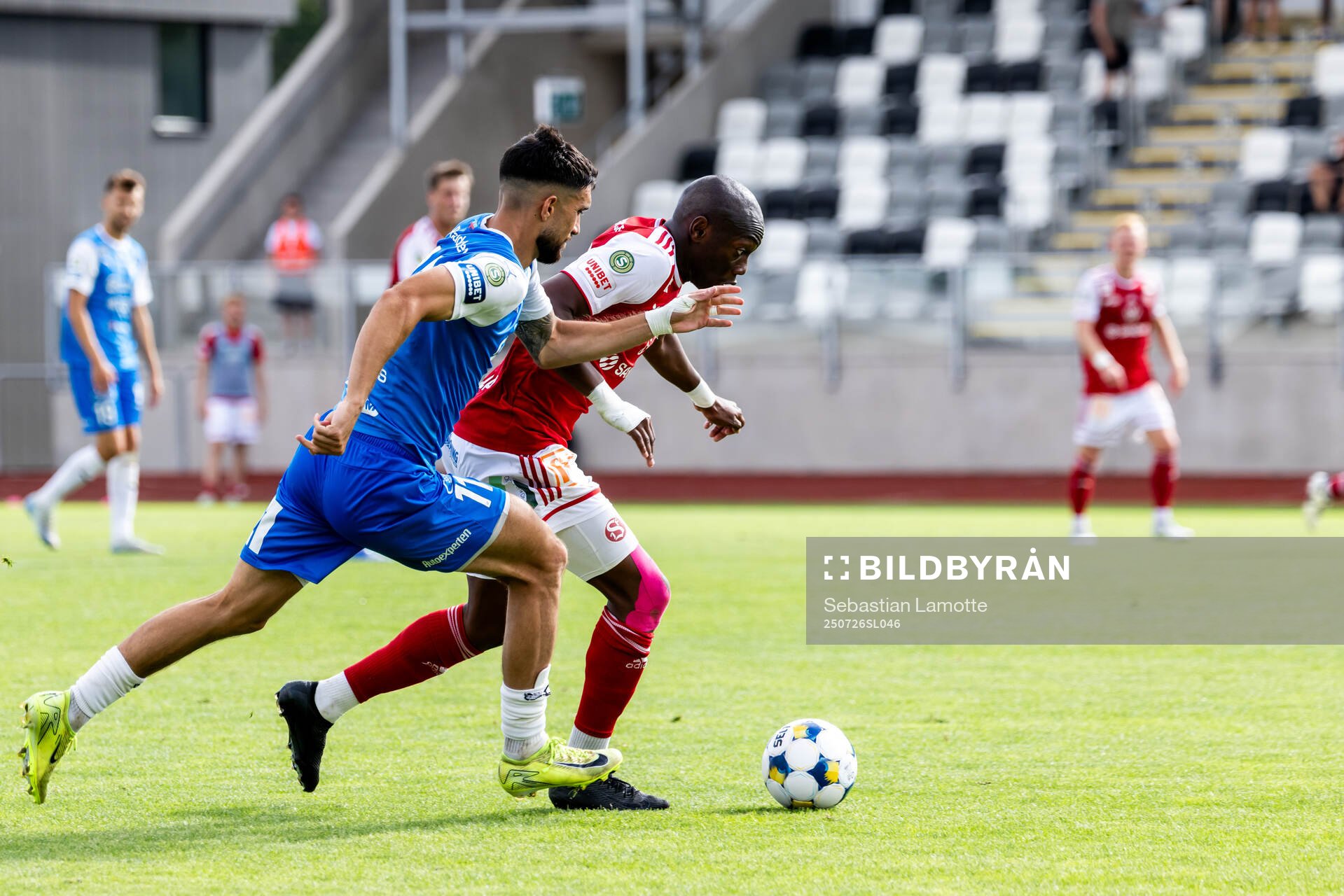 Oddevolds Daniel Krezic och Sandvikens IFs Moonga Simba