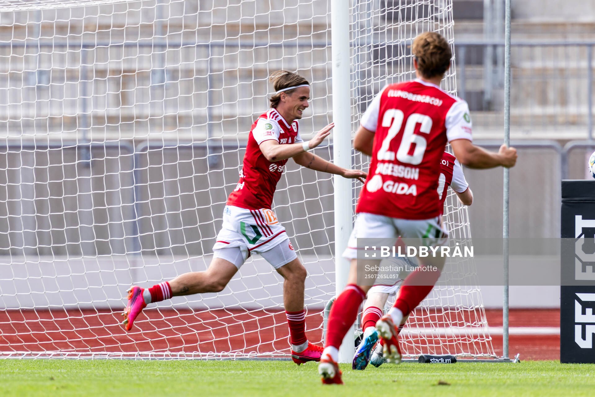 Sandvikens IFs Johan Arvidsson har gjort 0-1 och jublar