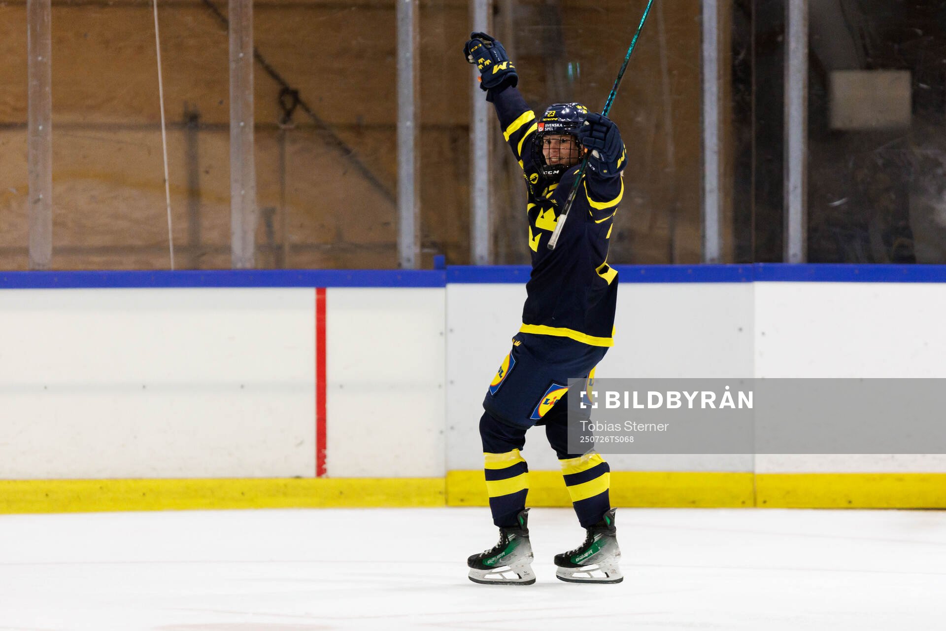 Thea Johansson celebrates