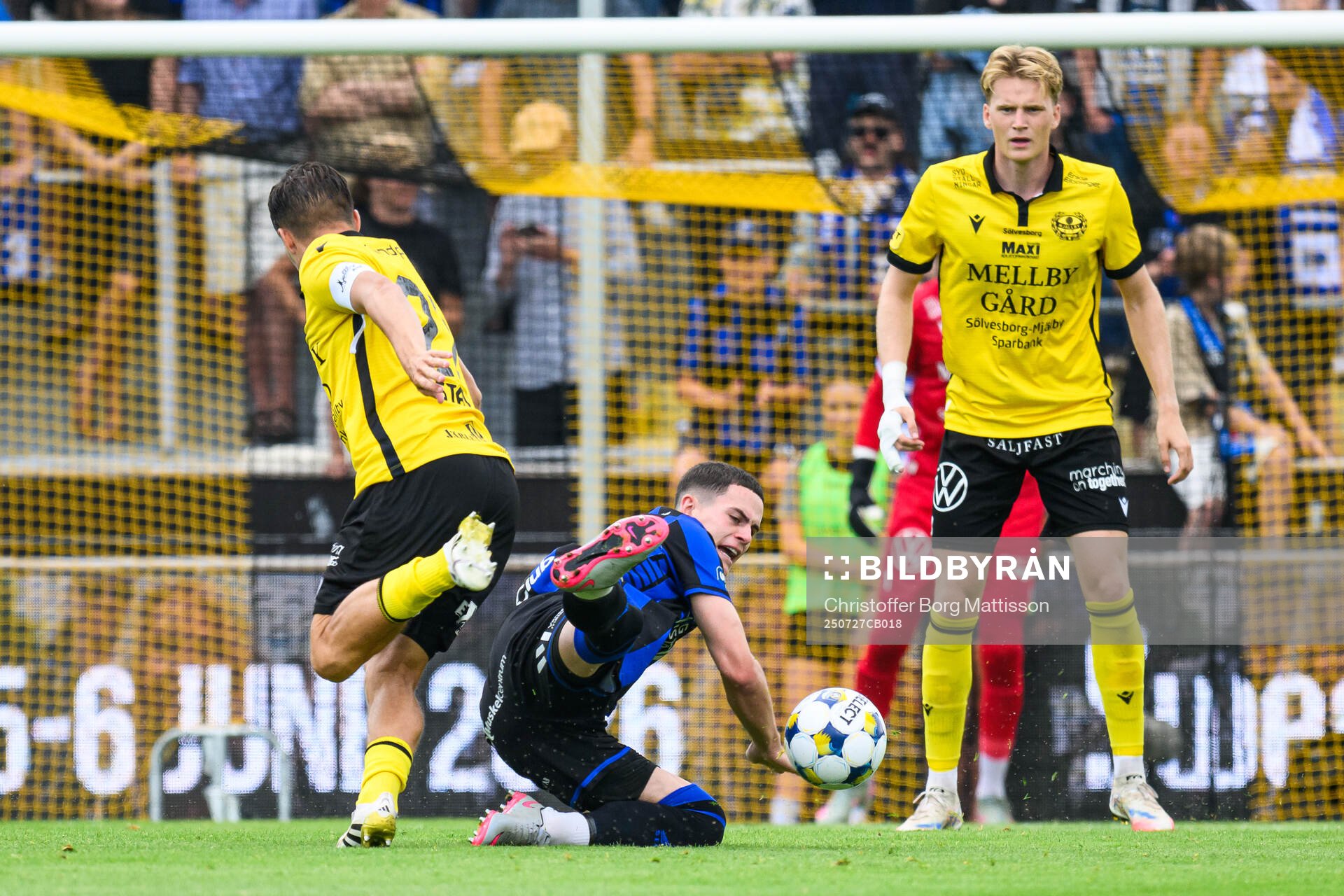 Mjällbys Jesper Gustavsson och Alexander Johansson mot
