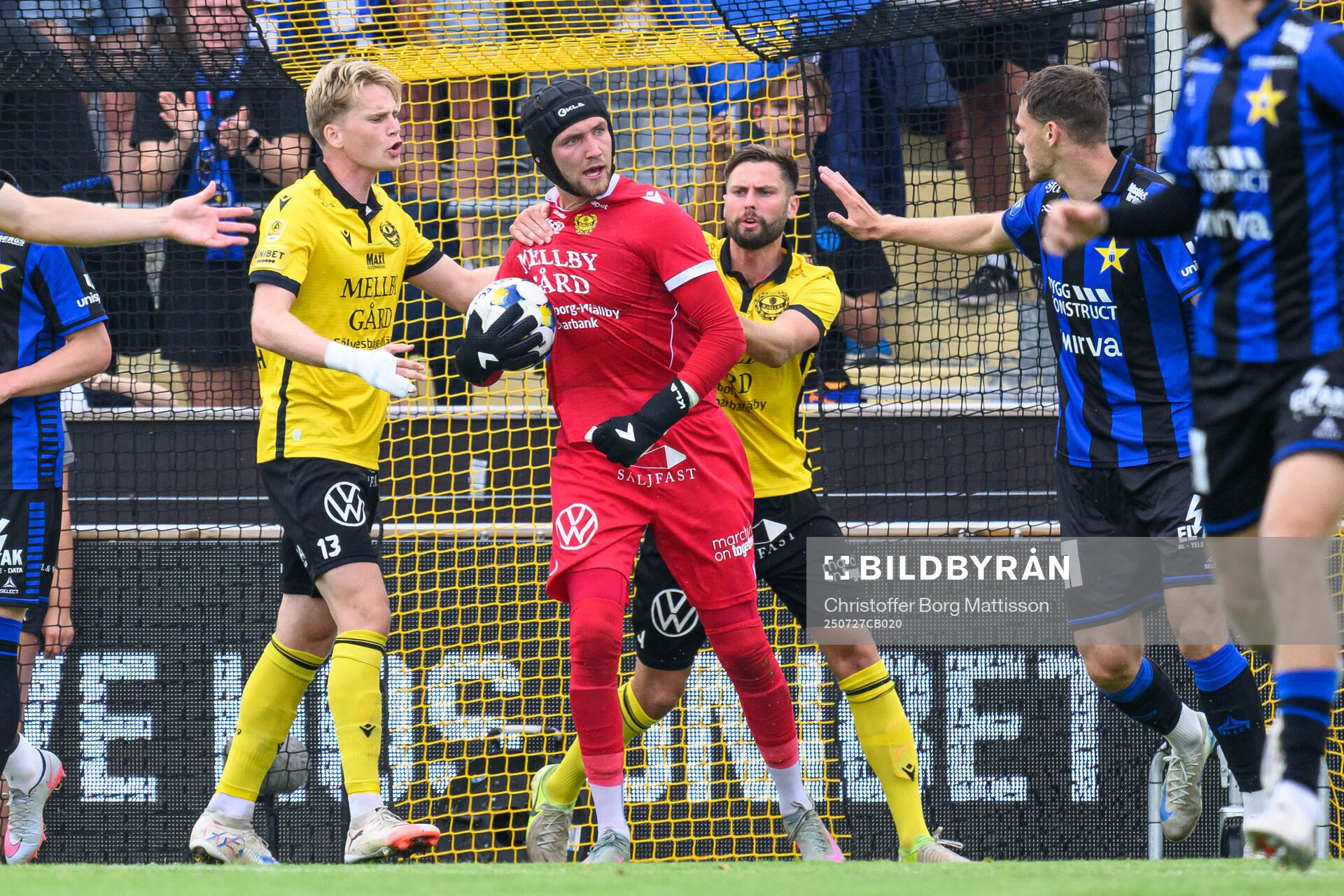 Mjällbys målvakt Noel Törnqvist och Sirius Tobias Anker