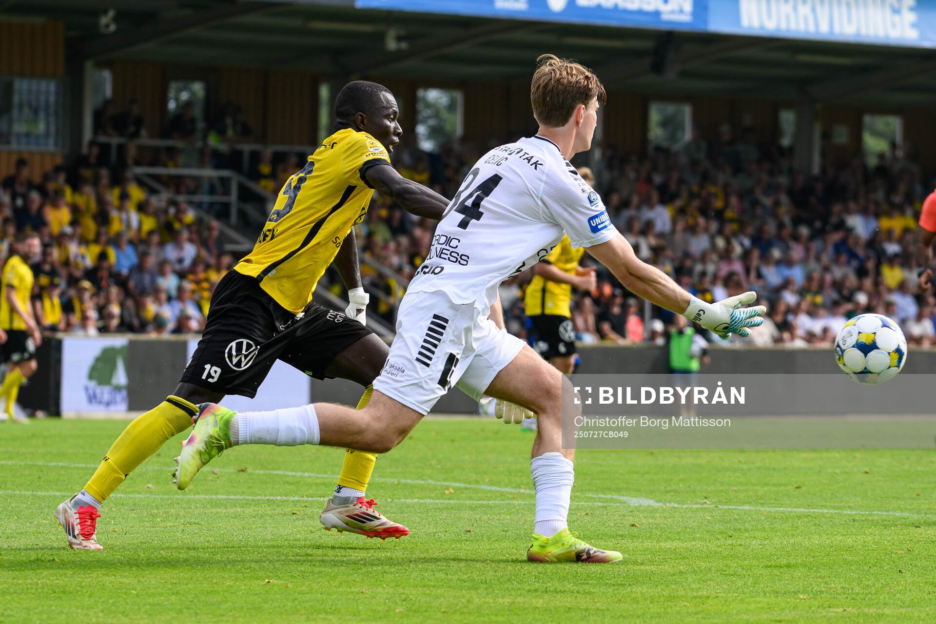 Mjällbys Abdoulie Manneh och Sirius målvakt David Celic