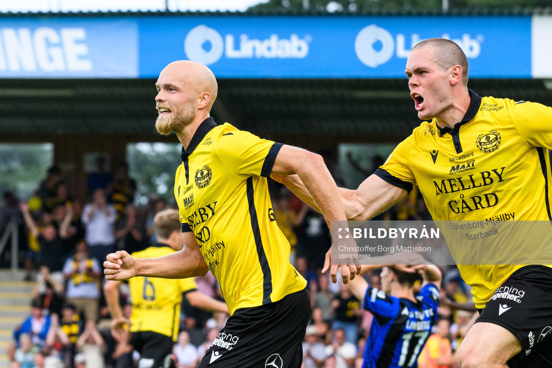Mjällbys Viktor Gustafson och Jacob Bergström jublar