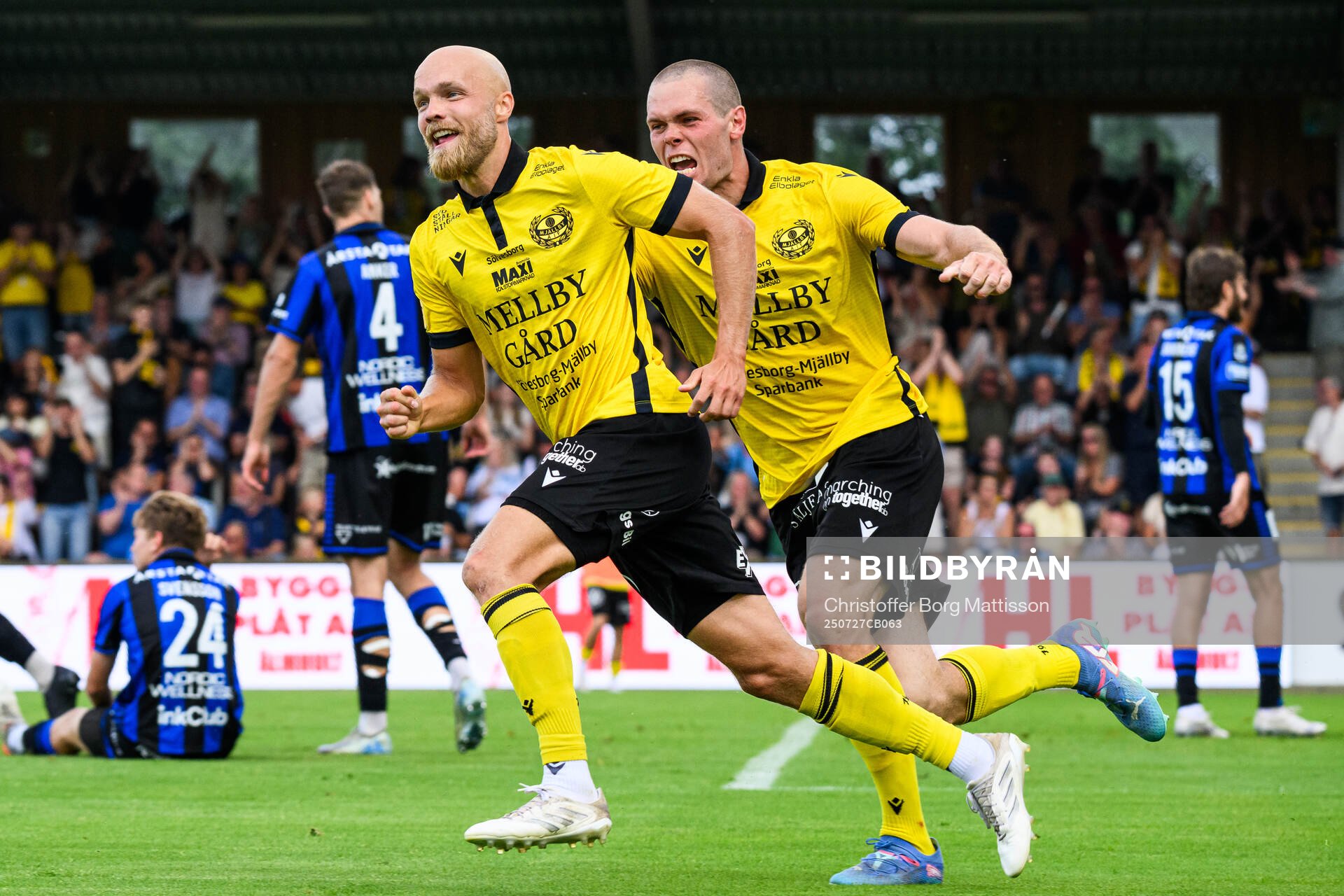 Mjällbys Viktor Gustafson och Jacob Bergström jublar
