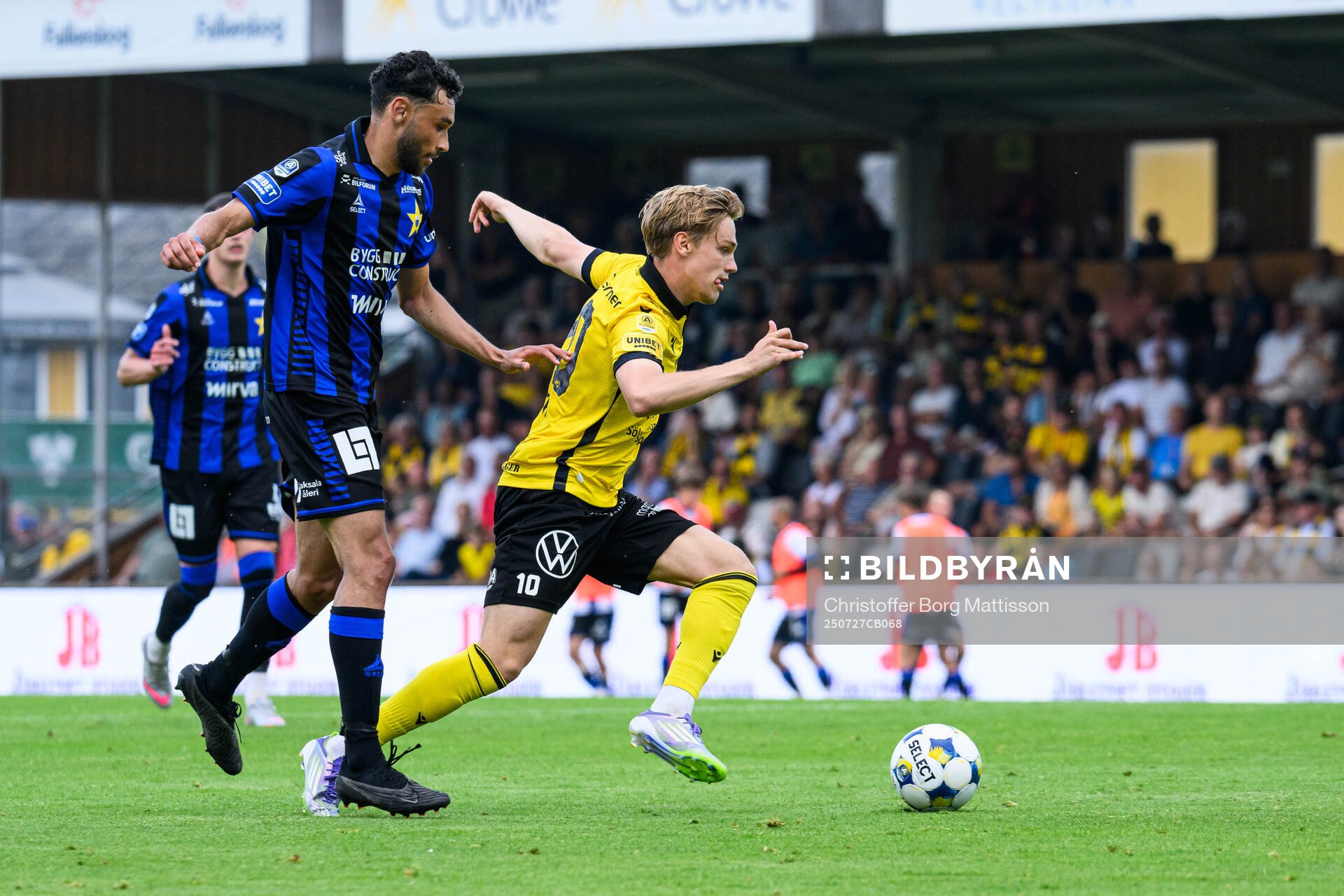 Sirius Joakim Persson och Mjällbys Jeppe Kjaer