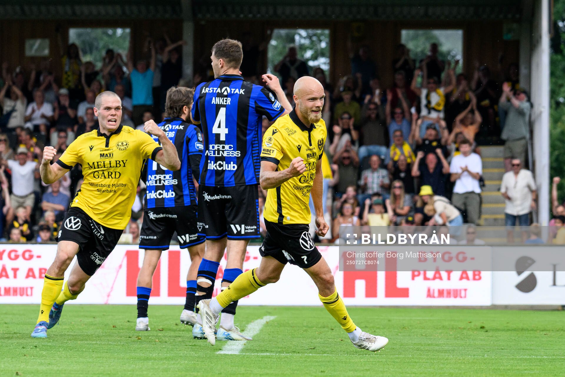 Mjällbys Jacob Bergström och Viktor Gustafson jublar