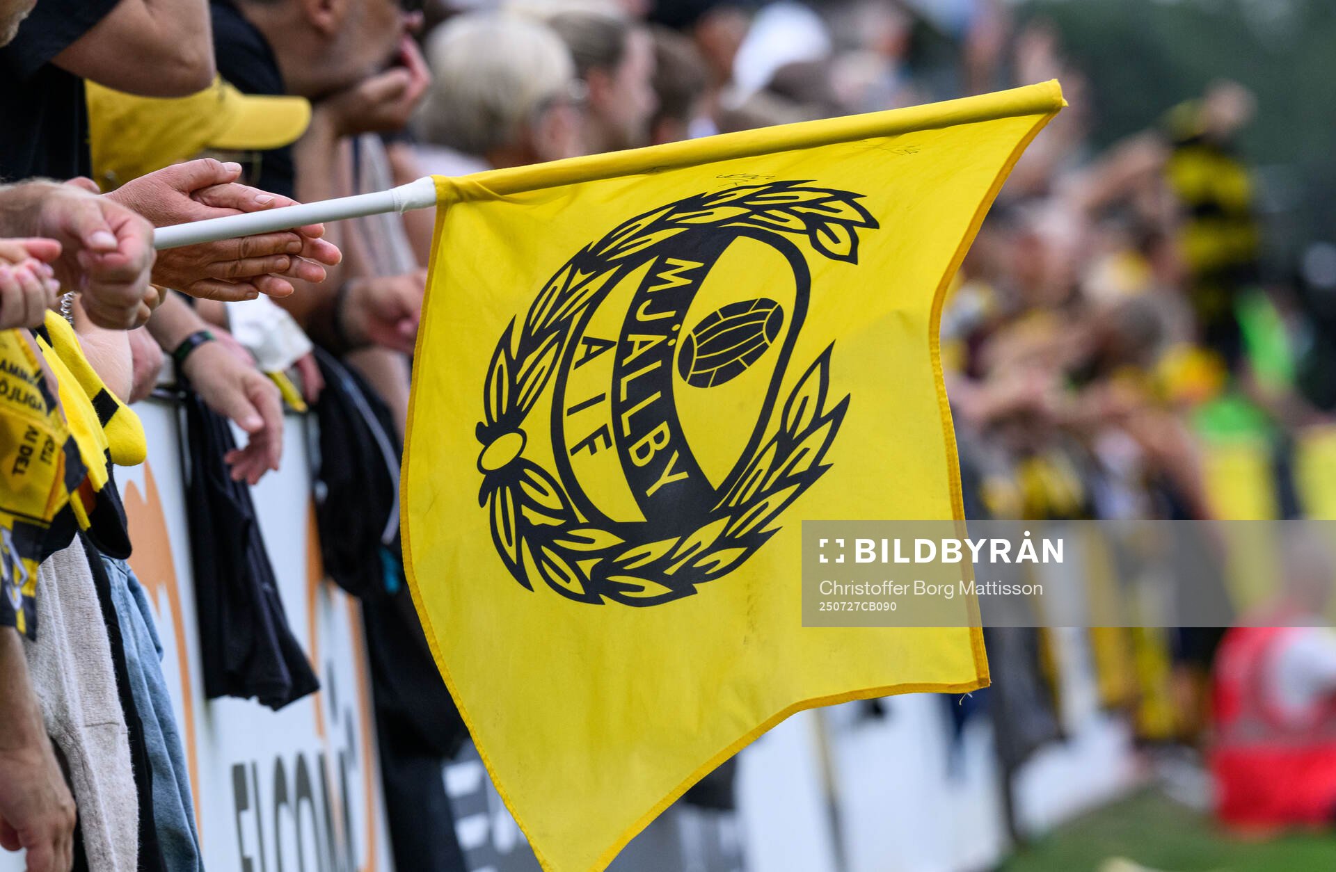 Mjällbys klubbmärke på en flagga