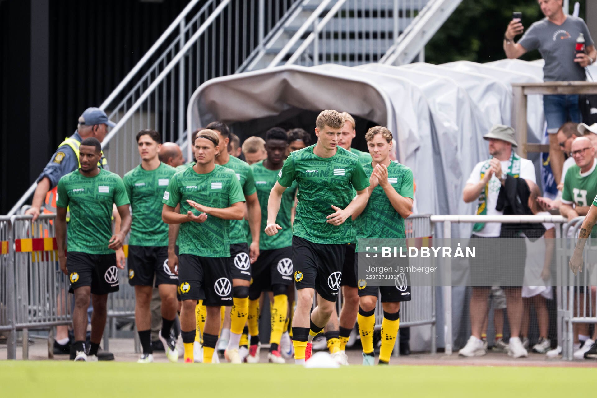 Hammarbys spelare kommer in för uppvärmning