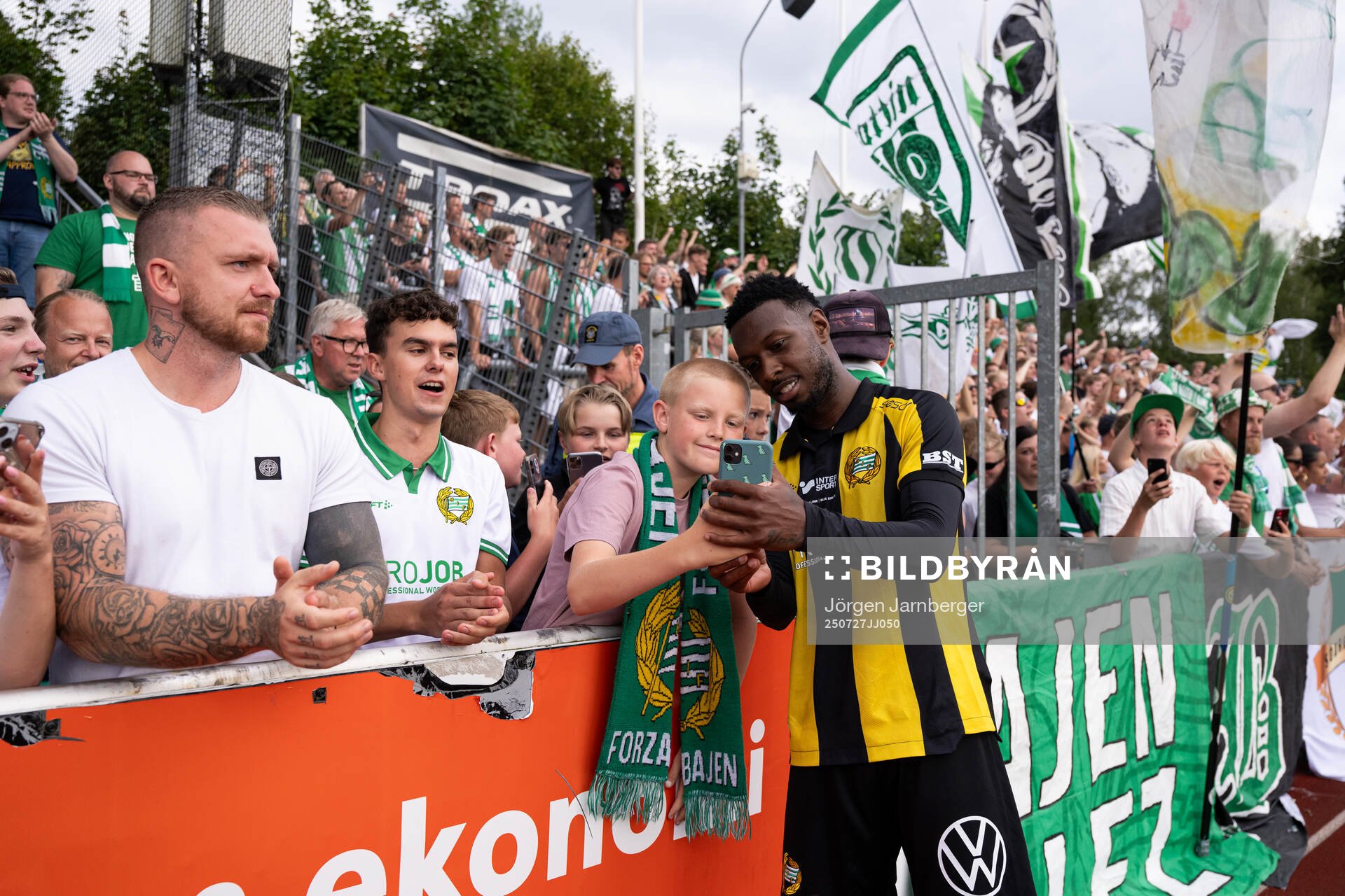 Hammarbys Shaquille Pinas med supportrar