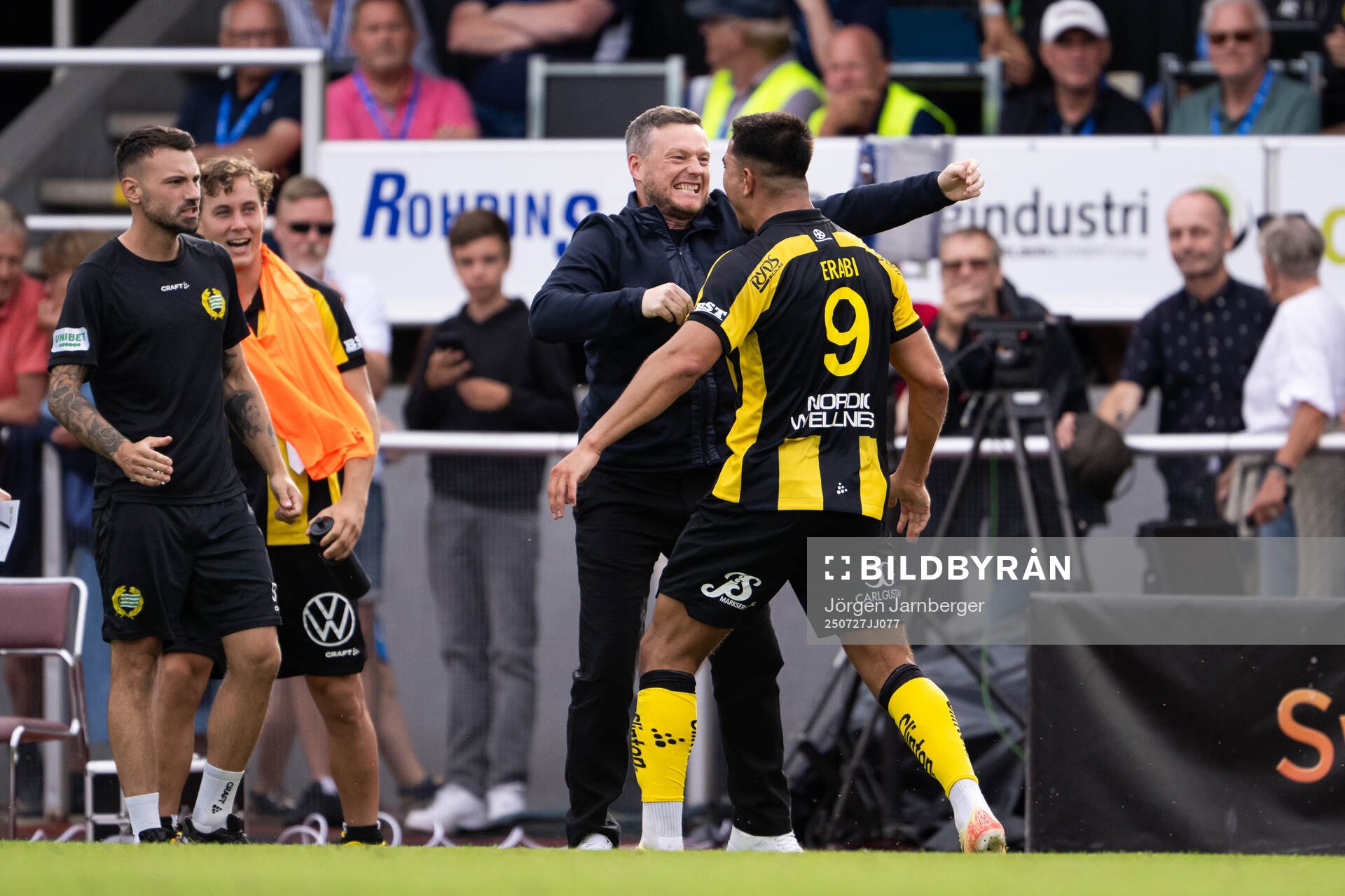 Hammarbys tränare Kim Hellberg jublar med Jusef Erabi